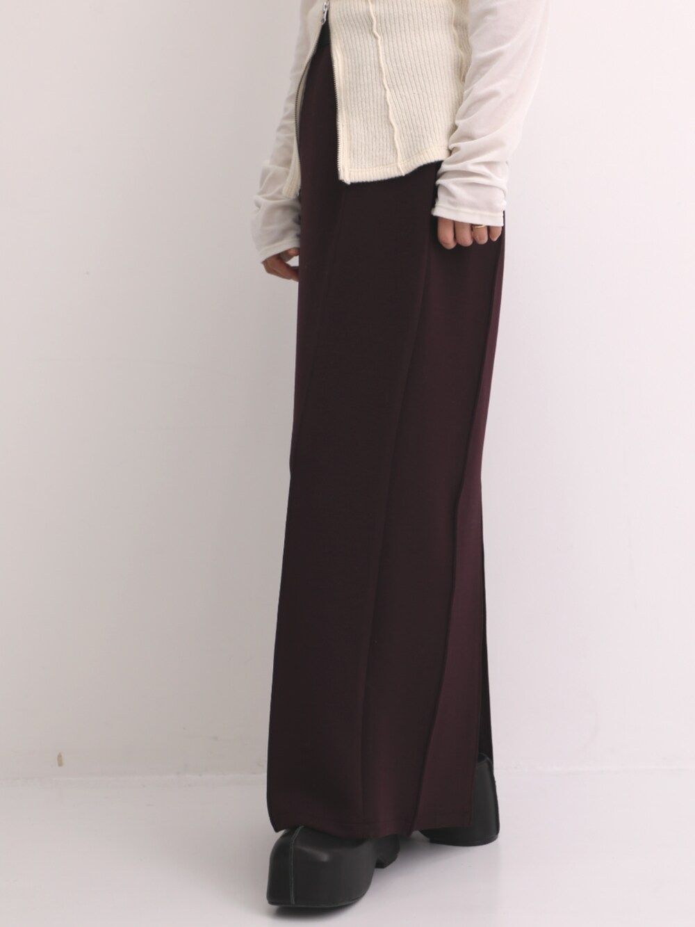 ホワイト系のTシャツ/カットソー、レッド系のスカートを着用したレディースの秋コーディネートの6枚目の写真