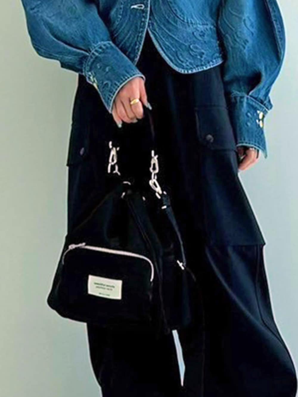 ブラック系のハンドバッグを着用したレディースの冬コーディネートの2枚目の写真