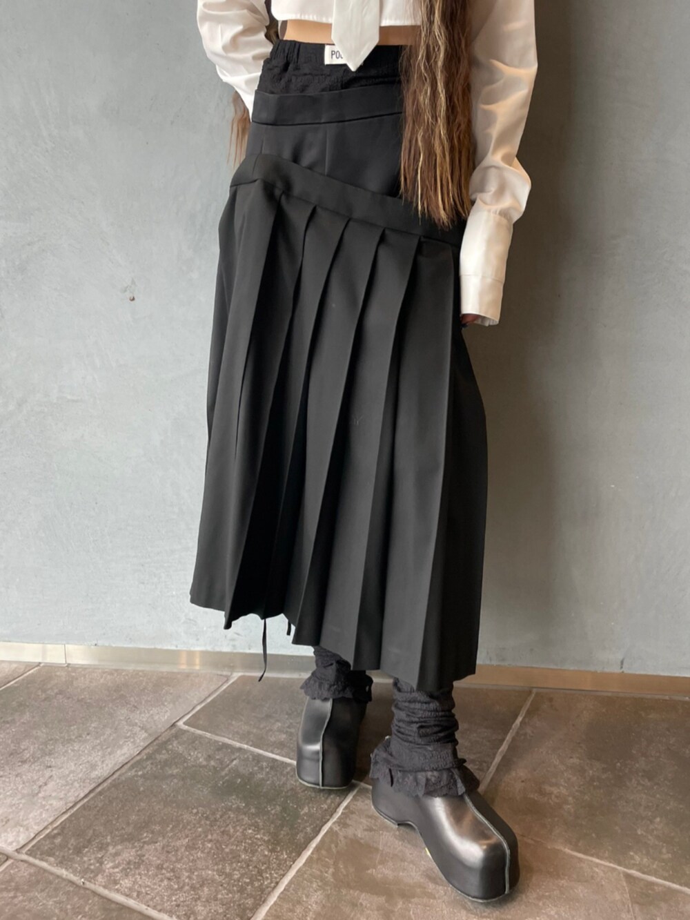 ホワイト系のシャツ/ブラウス、ブラック系のスカートを着用したレディースの秋コーディネートの4枚目の写真