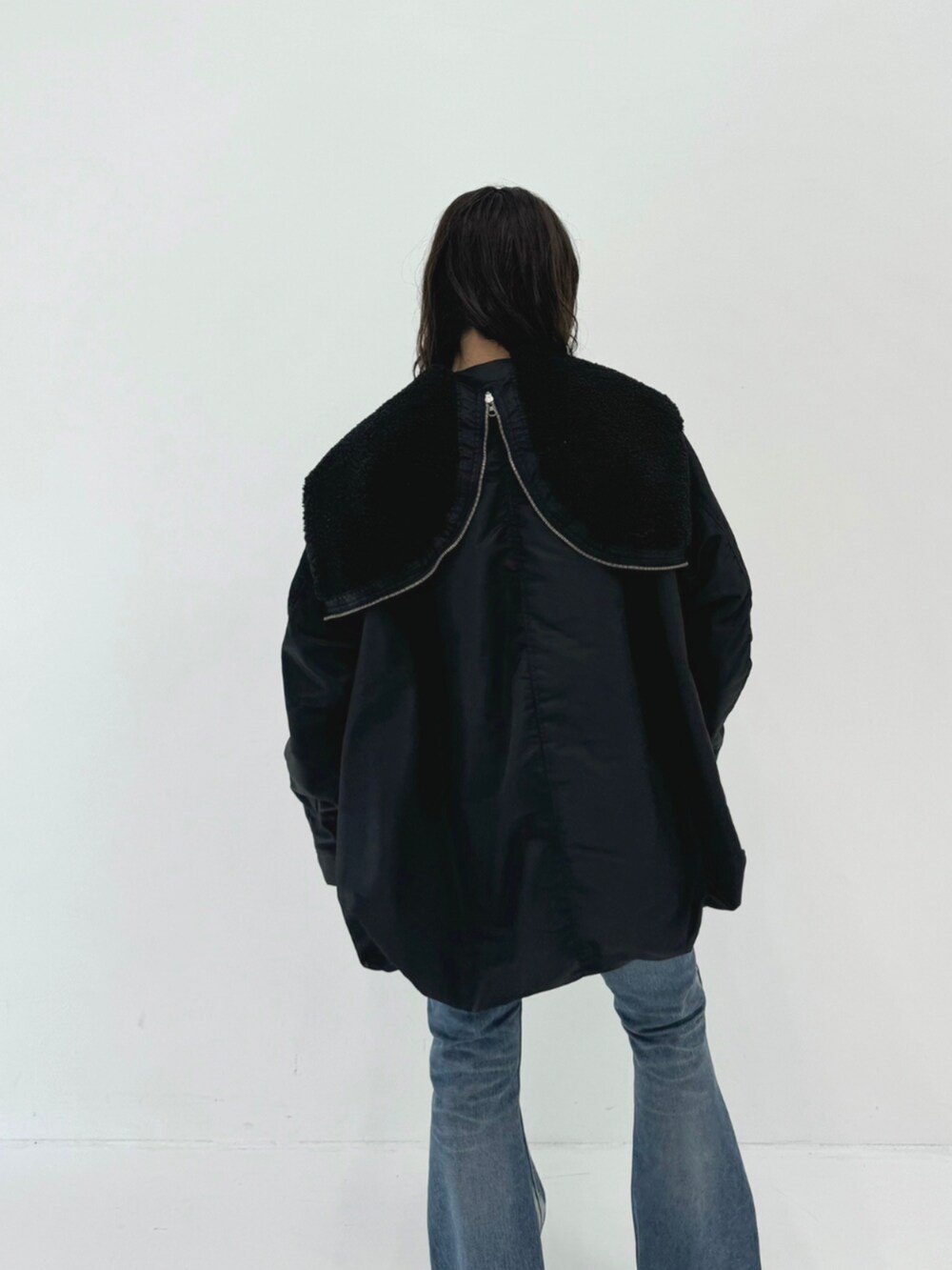 ブラック系のブルゾンを着用したレディースの秋コーディネートの3枚目の写真