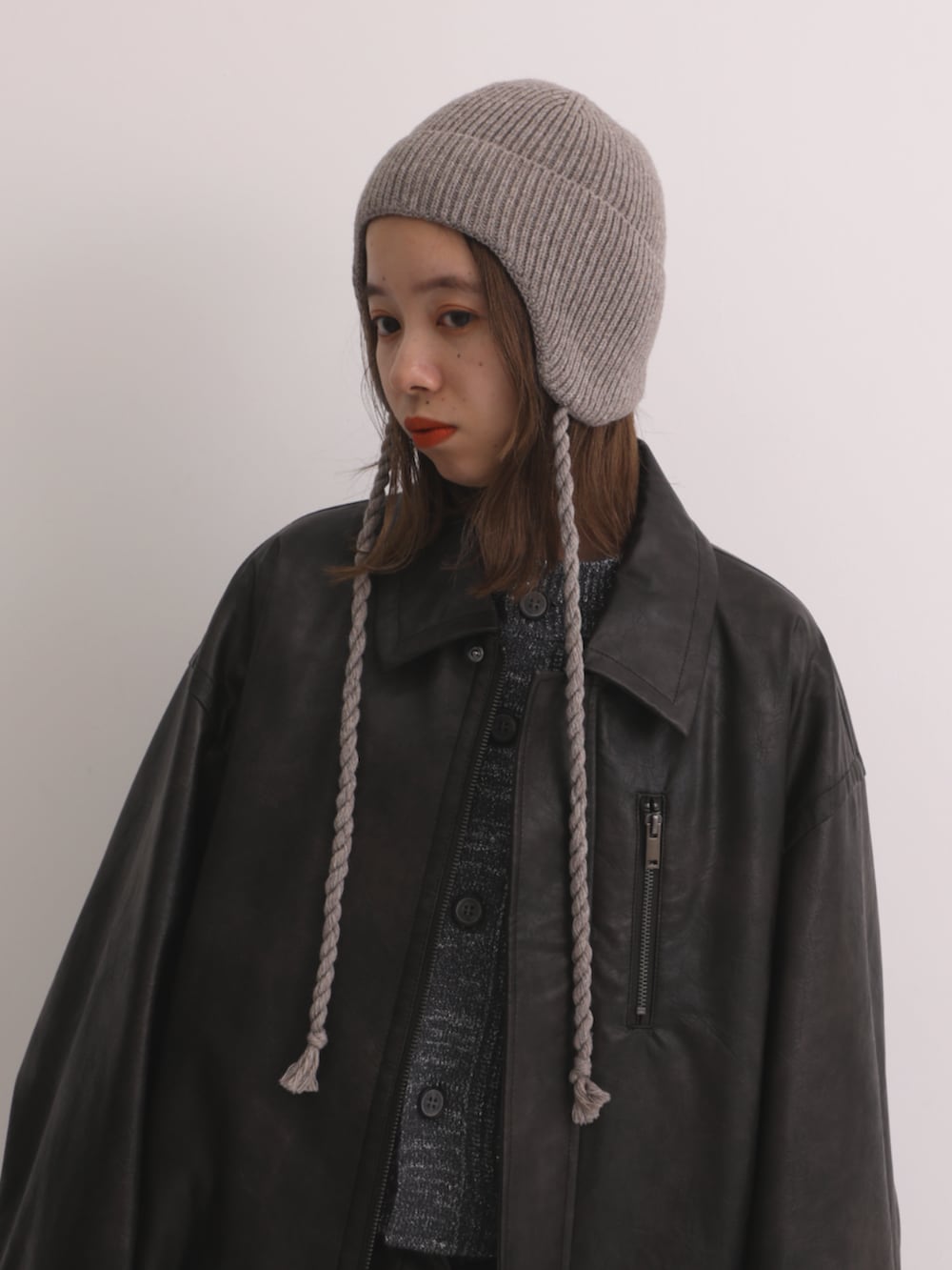 ブラウン系のブルゾン、ベージュ系のニットキャップ/ビーニーを着用したレディースの秋コーディネートの4枚目の写真