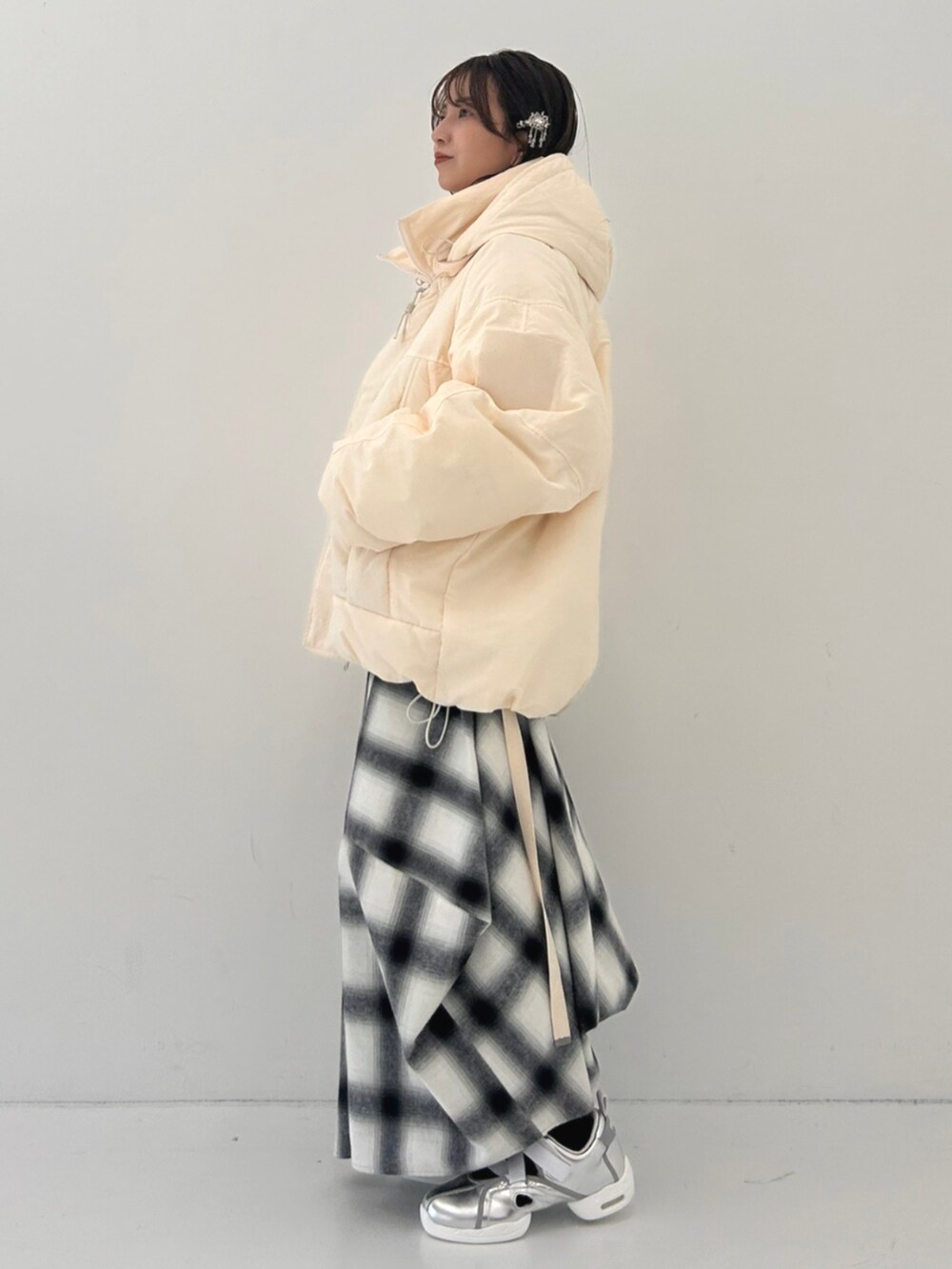 ホワイト系のダウンジャケット/コート、ホワイト系のワンピースを着用したレディースの秋コーディネートの2枚目の写真