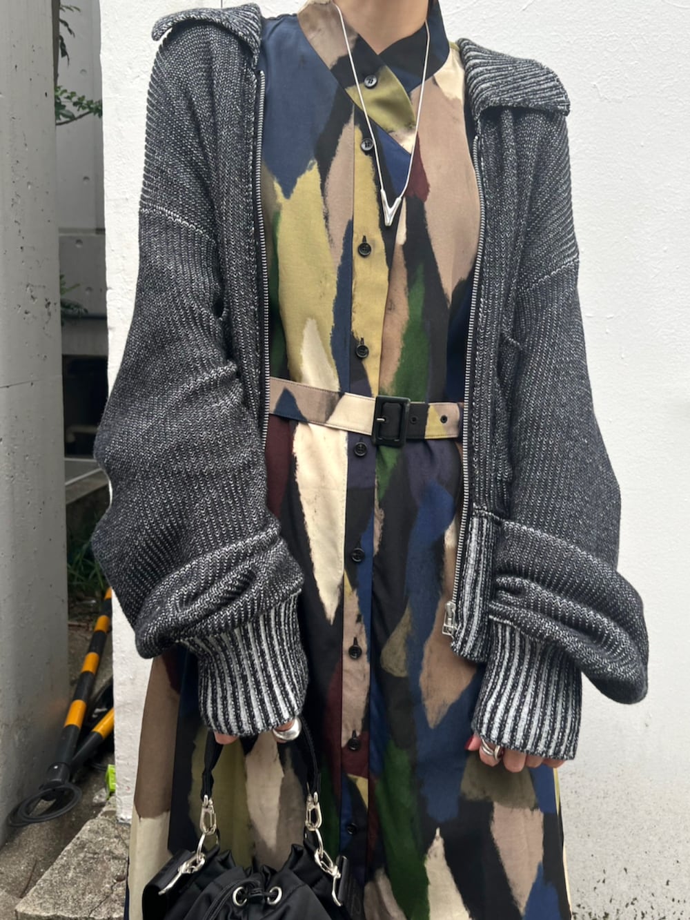 ブラック系のハンドバッグ、ブラック系のニット/セーターを着用したレディースの秋コーディネートの5枚目の写真