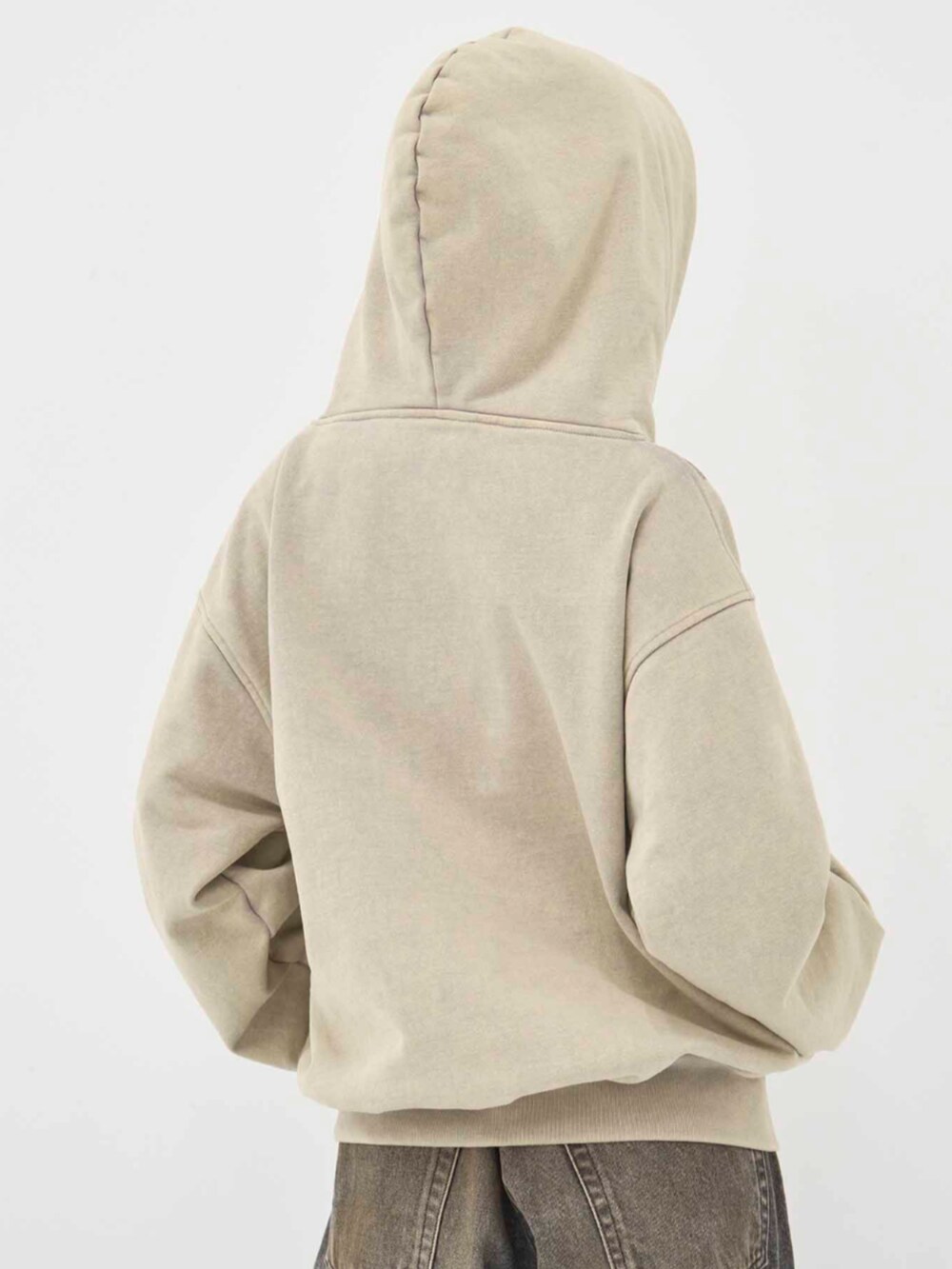 ベージュ系のパーカーを着用したレディースの冬コーディネートの8枚目の写真