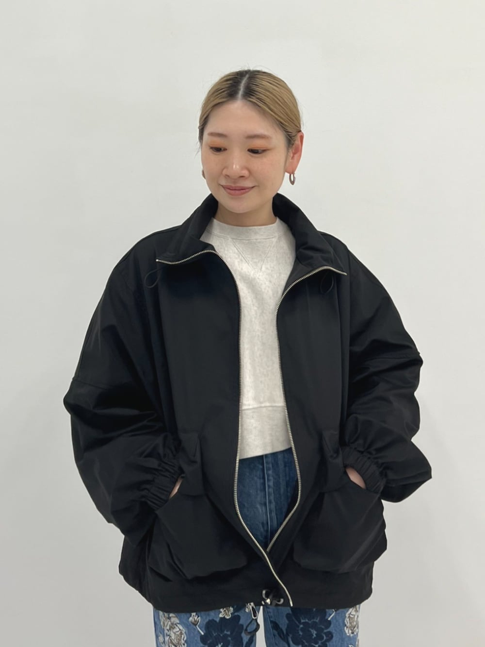 ブラック系のブルゾン、グレー系のスウェット、ブルー系のその他パンツを着用したレディースの春コーディネートの3枚目の写真