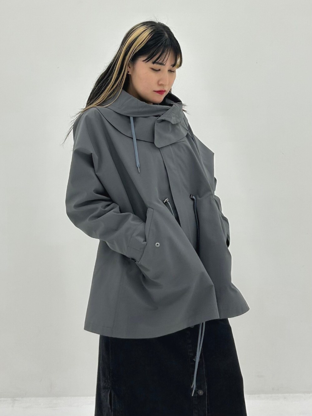 グレー系のモッズコートを着用したレディースの秋コーディネートの2枚目の写真