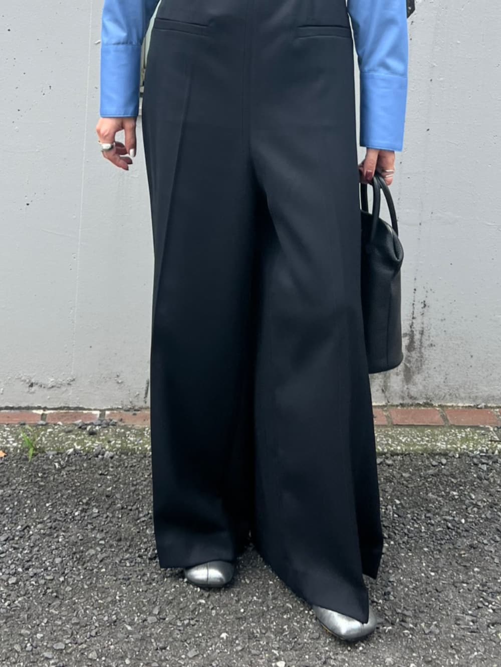 ブルー系のシャツ/ブラウス、ブラック系のつなぎ/オールインワンを着用したレディースの秋コーディネートの4枚目の写真