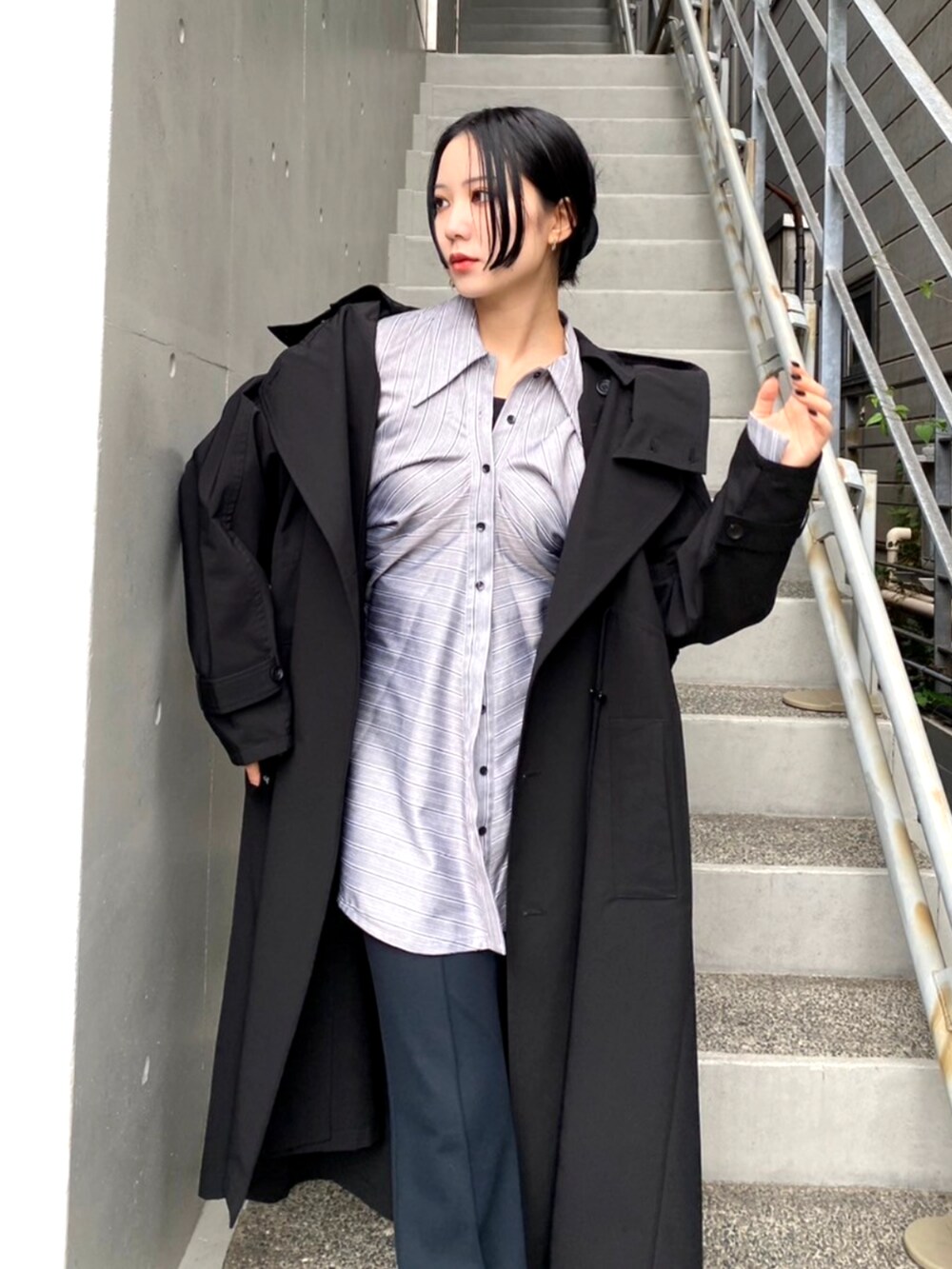 ブラック系のブーツ、ブラック系のトレンチコート、その他のシャツ/ブラウスを着用したレディースの秋コーディネートの3枚目の写真