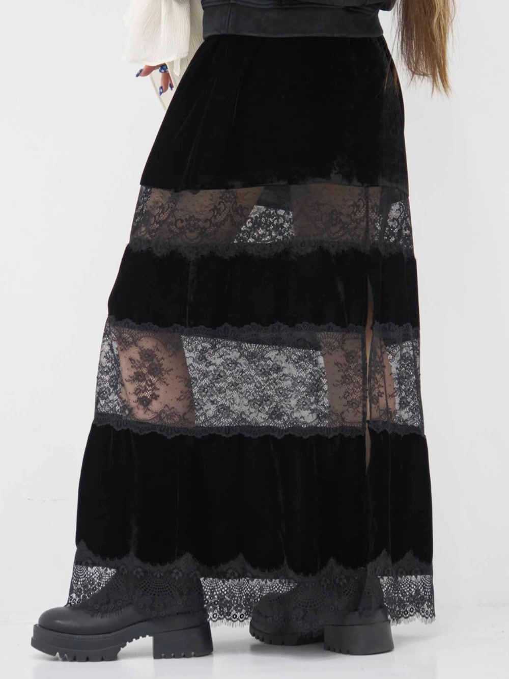 ブラック系のスウェット、ブラック系のドレスを着用したレディースの冬コーディネートの7枚目の写真