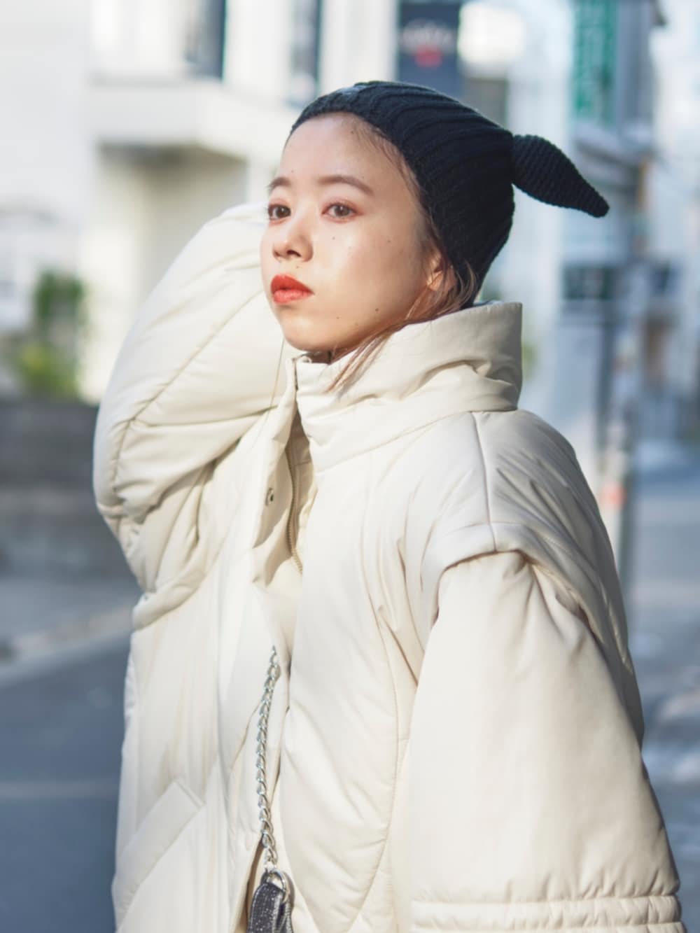 ブラック系のショルダーバッグ、ブラック系のニットキャップ/ビーニーを着用したレディースの冬コーディネートの3枚目の写真