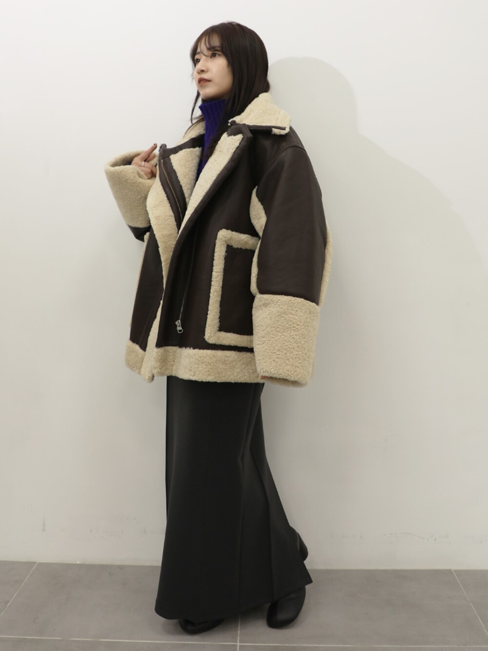 ブラウン系のその他アウターを着用したレディースの秋コーディネートの2枚目の写真