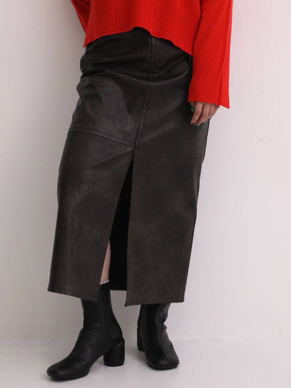 グレー系のスカート、レッド系のニット/セーターを着用したレディースの秋コーディネートの6枚目の写真