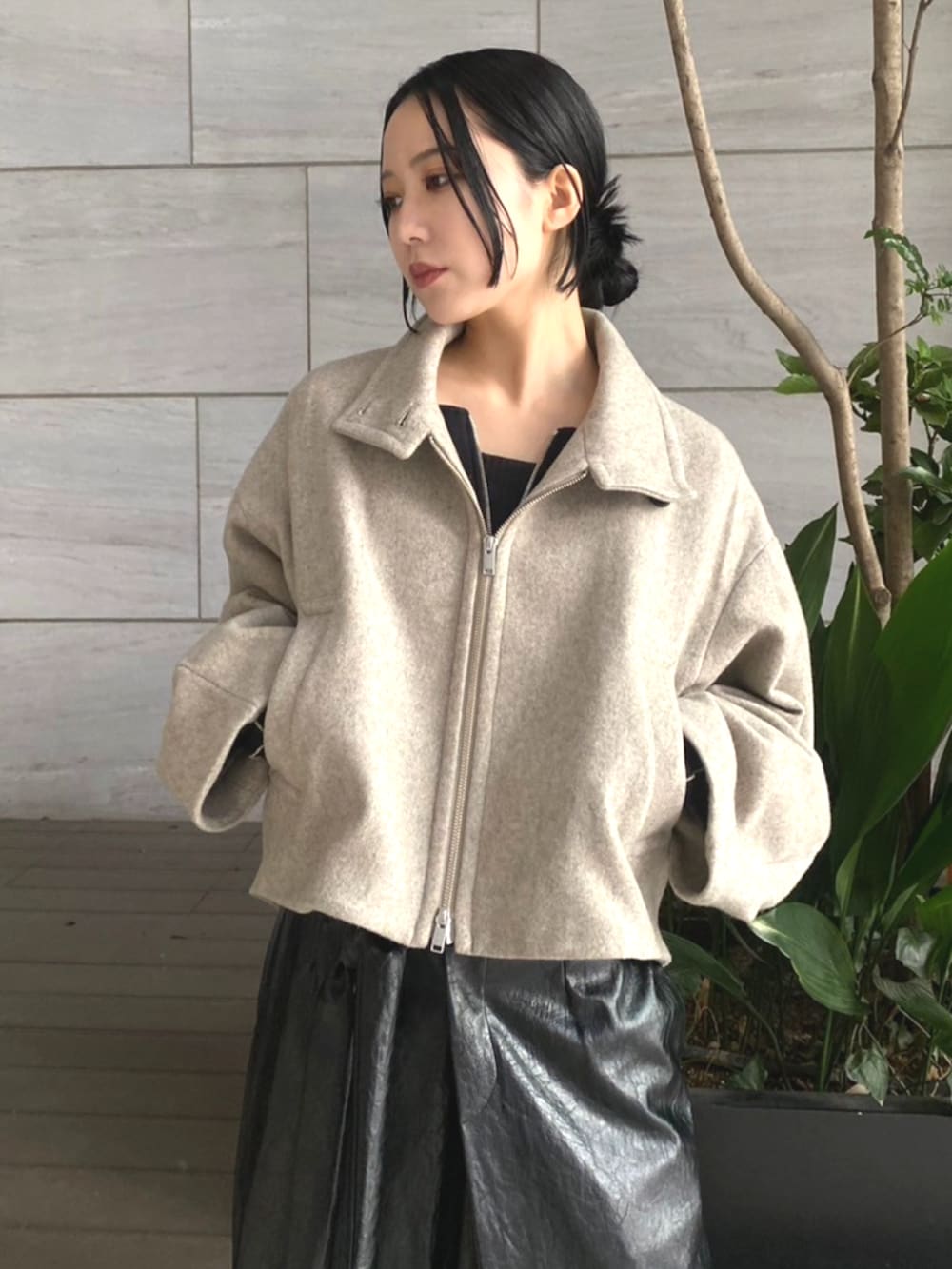 ベージュ系のブルゾン、ブラック系のスカートを着用したレディースの秋コーディネートの3枚目の写真