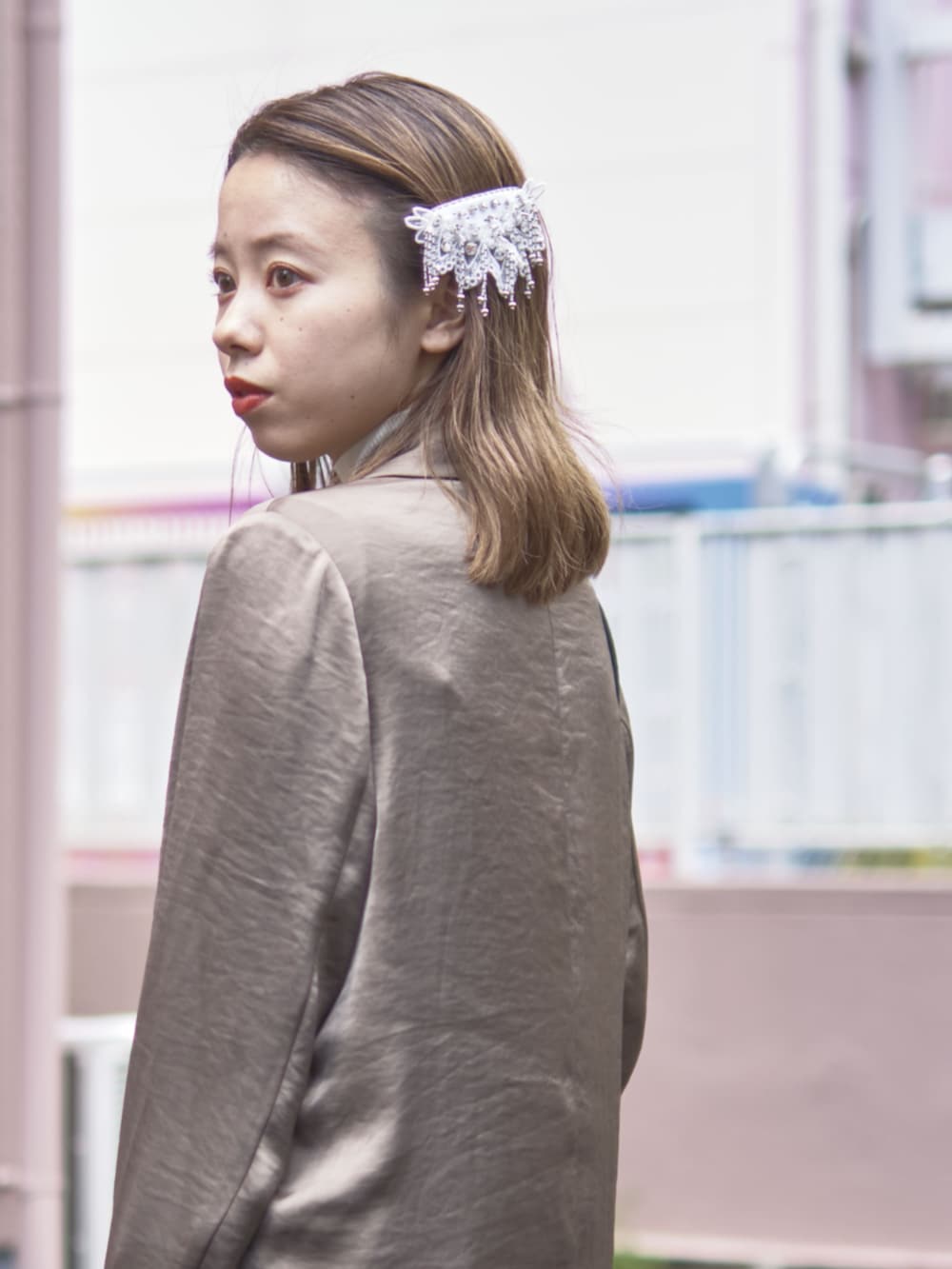 グレー系のドレス、ホワイト系のバレッタ/ヘアクリップを着用したレディースの冬コーディネートの9枚目の写真