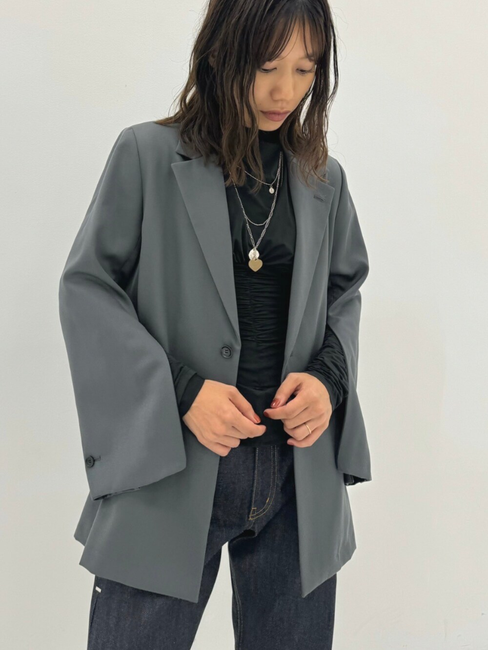 ブルー系のデニムパンツを着用したレディースの秋コーディネートの5枚目の写真