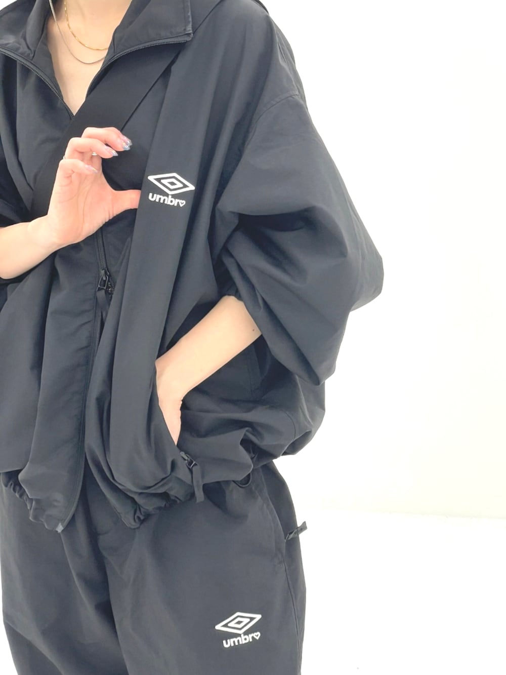 ブラック系のブルゾン、ブラック系のスニーカーを着用したレディースの秋コーディネートの3枚目の写真