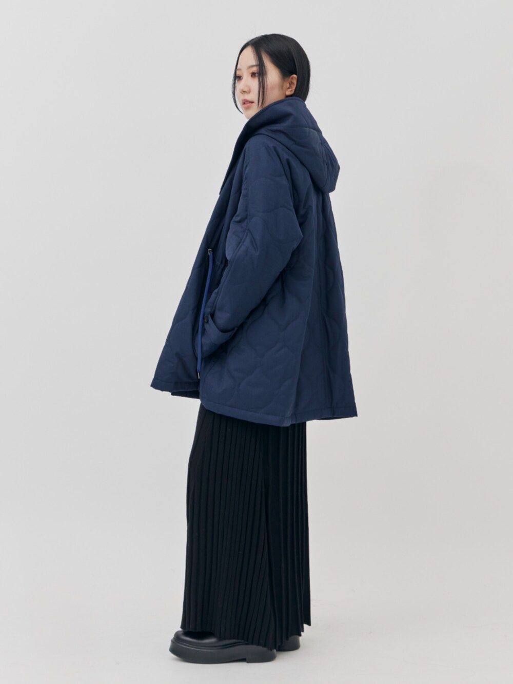 ブルー系のブルゾンを着用したレディースの秋コーディネートの2枚目の写真