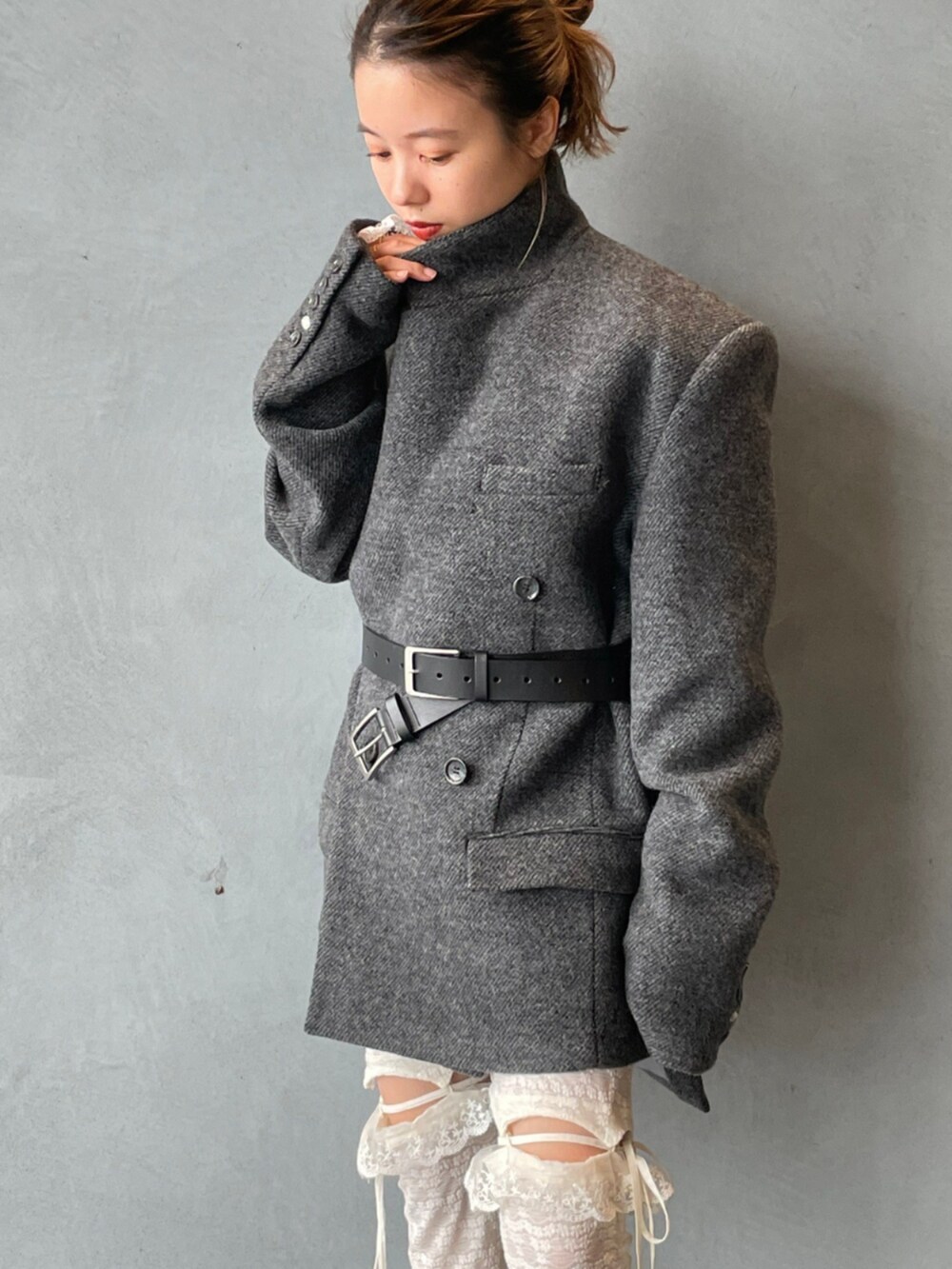 グレー系のテーラードジャケット、ブラック系のベルト、ホワイト系のタイツ/ストッキングを着用したレディースの秋コーディネートの5枚目の写真