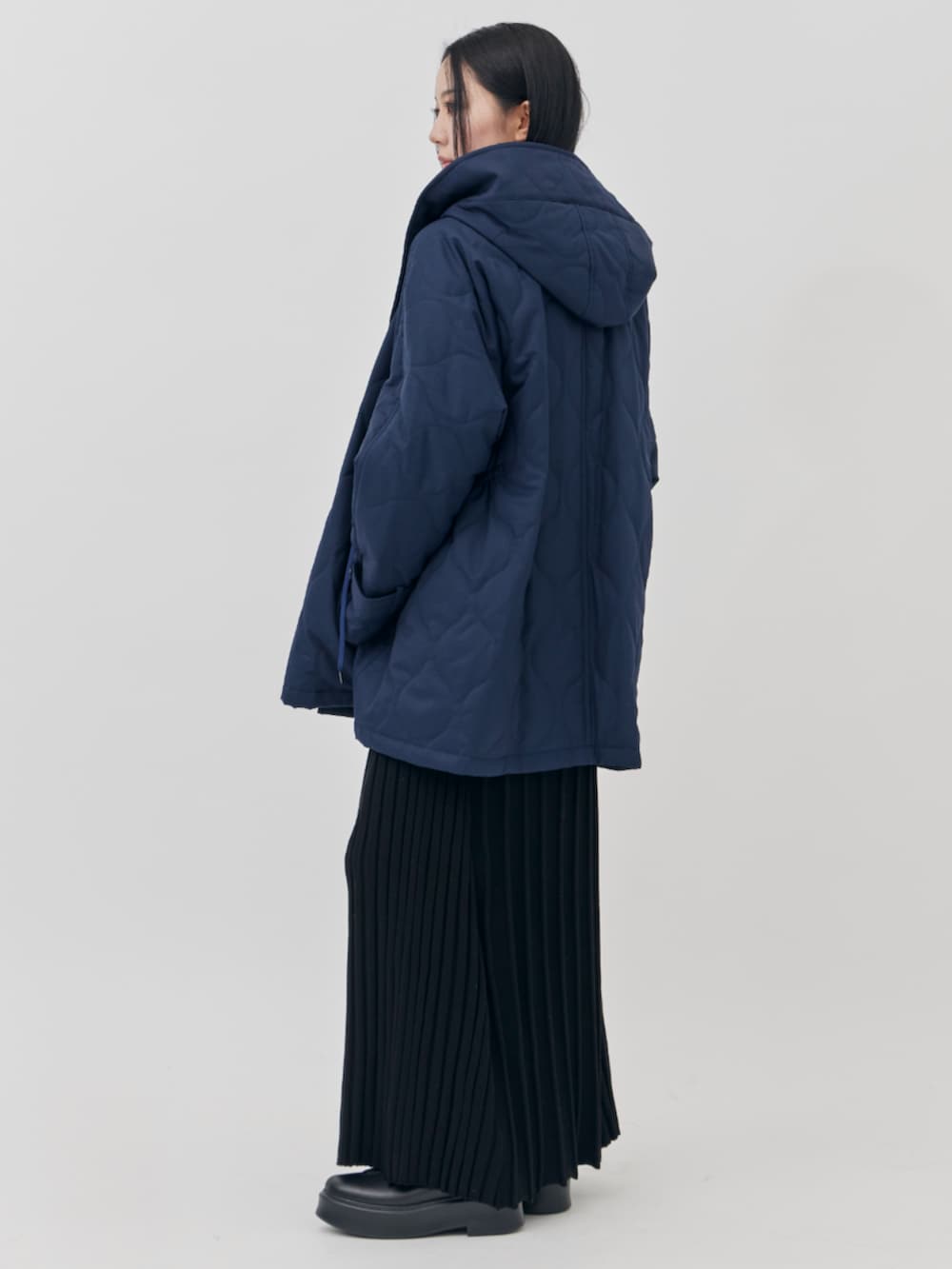 ブルー系のブルゾンを着用したレディースの秋コーディネートの3枚目の写真