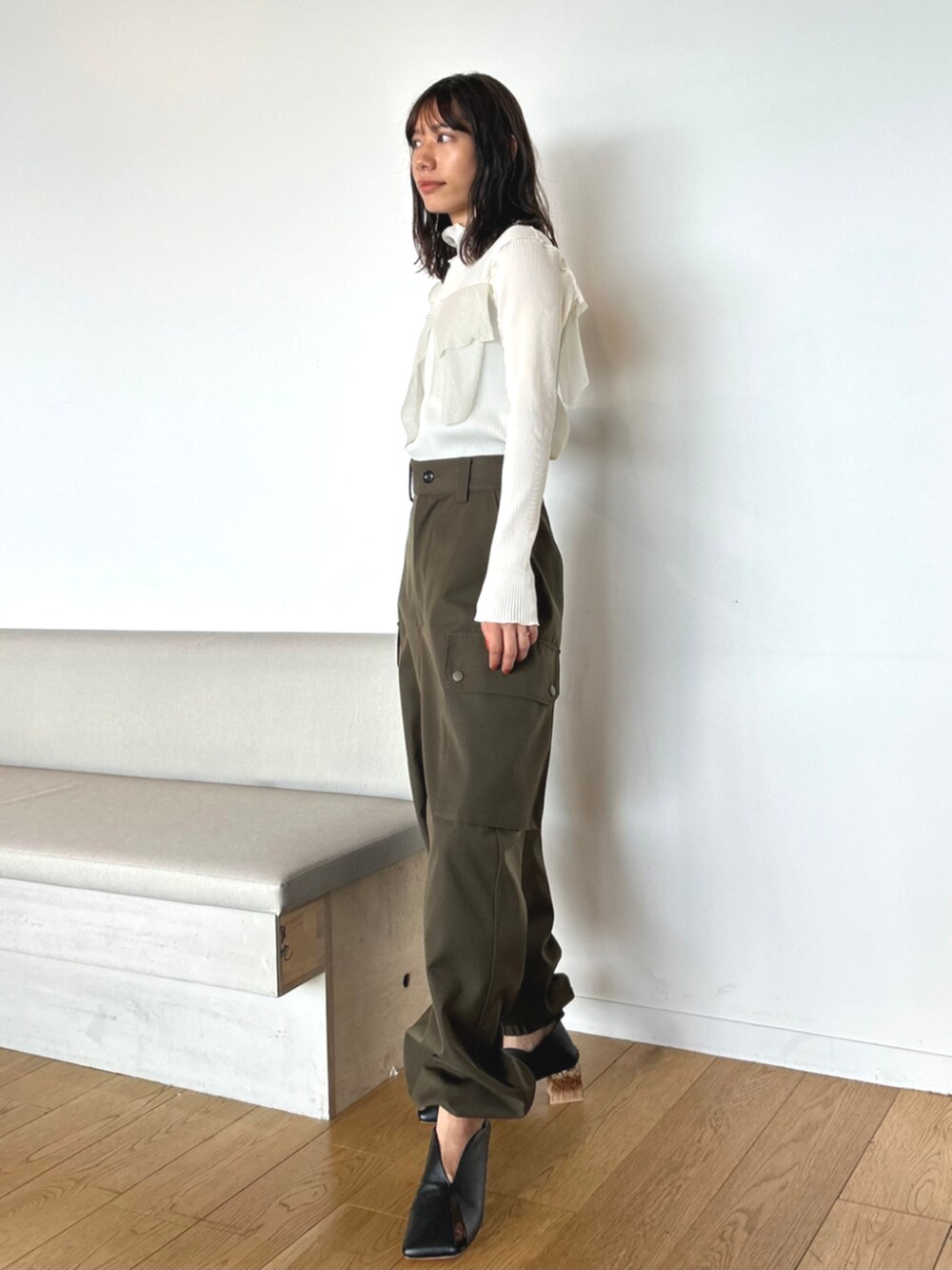 ホワイト系のTシャツ/カットソーを着用したレディースの秋コーディネートの2枚目の写真