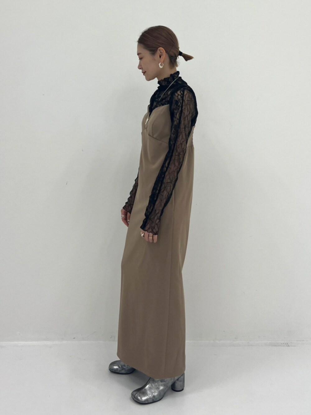 ベージュ系のワンピースを着用したレディースの秋コーディネートの2枚目の写真