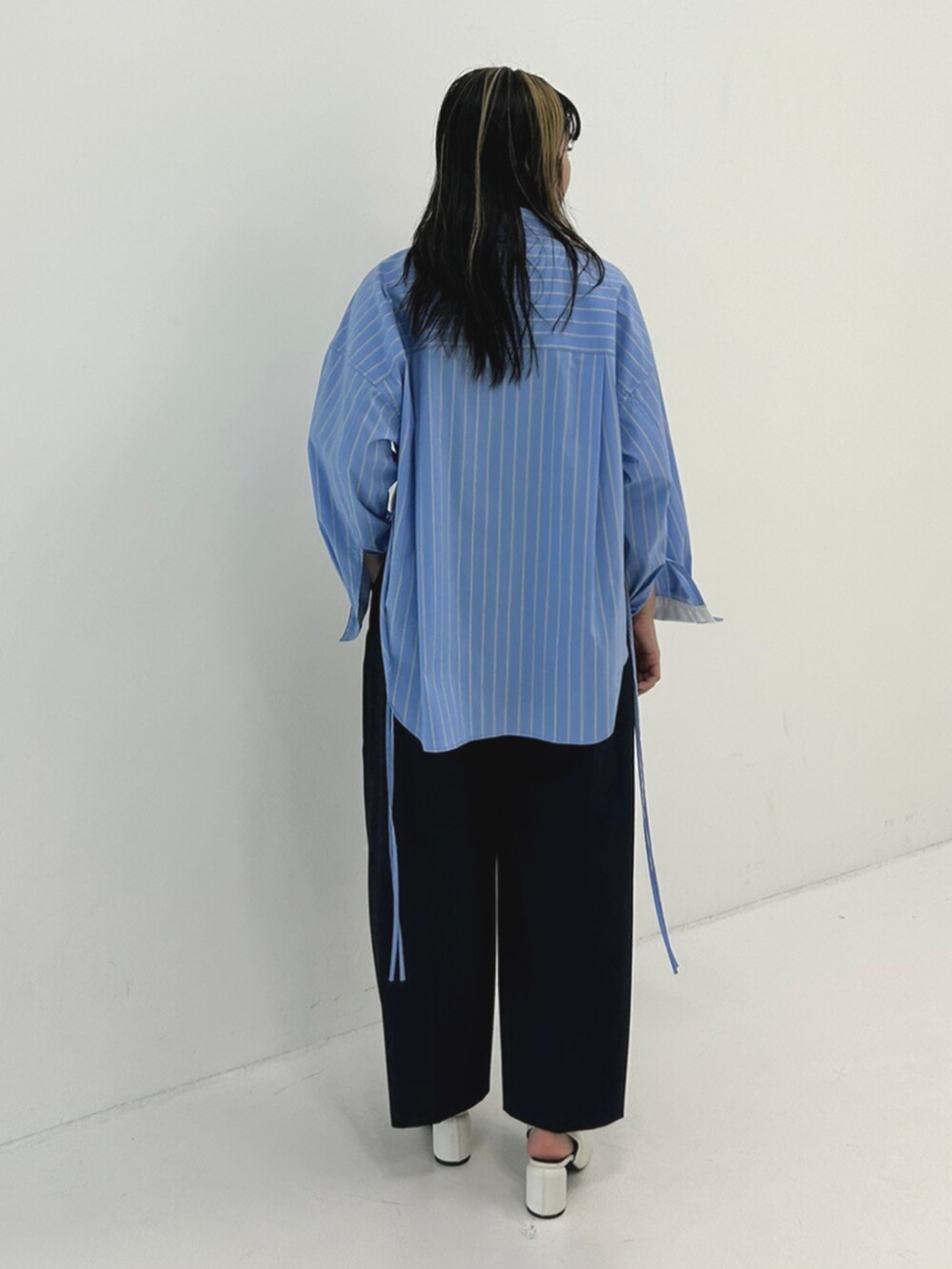 ブルー系のシャツ/ブラウス、ブルー系のその他パンツを着用したレディースの秋コーディネートの3枚目の写真