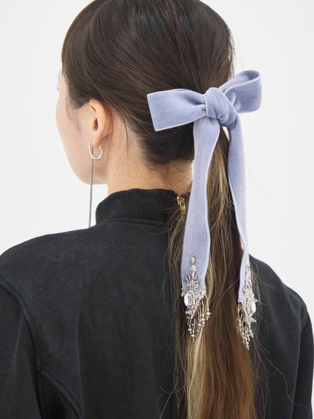 ブラック系のスウェット、ブラック系のドレスを着用したレディースの冬コーディネートの5枚目の写真