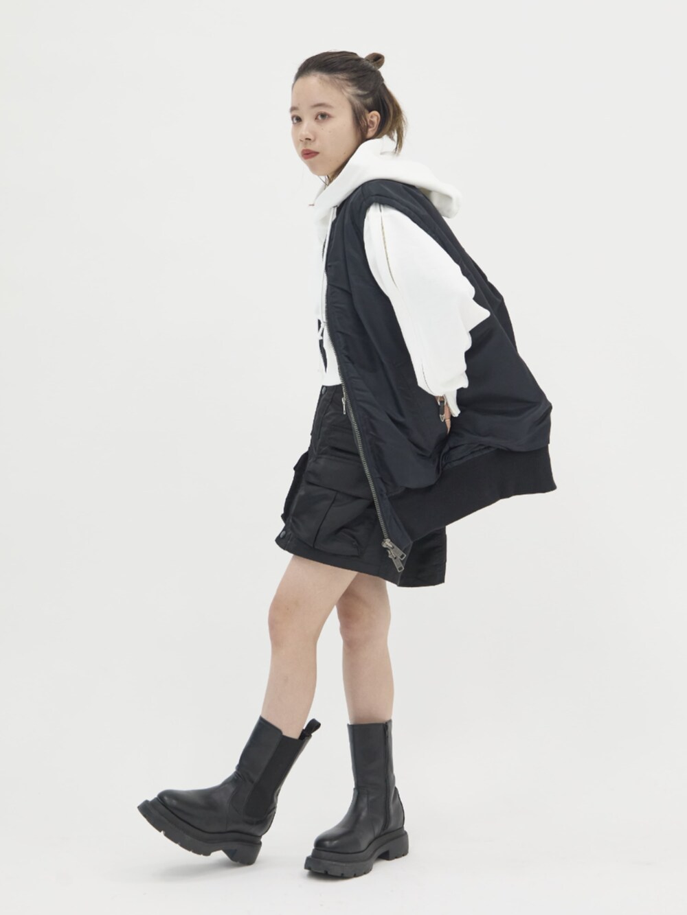 ブラック系のMA-1を着用したレディースの冬コーディネートの5枚目の写真