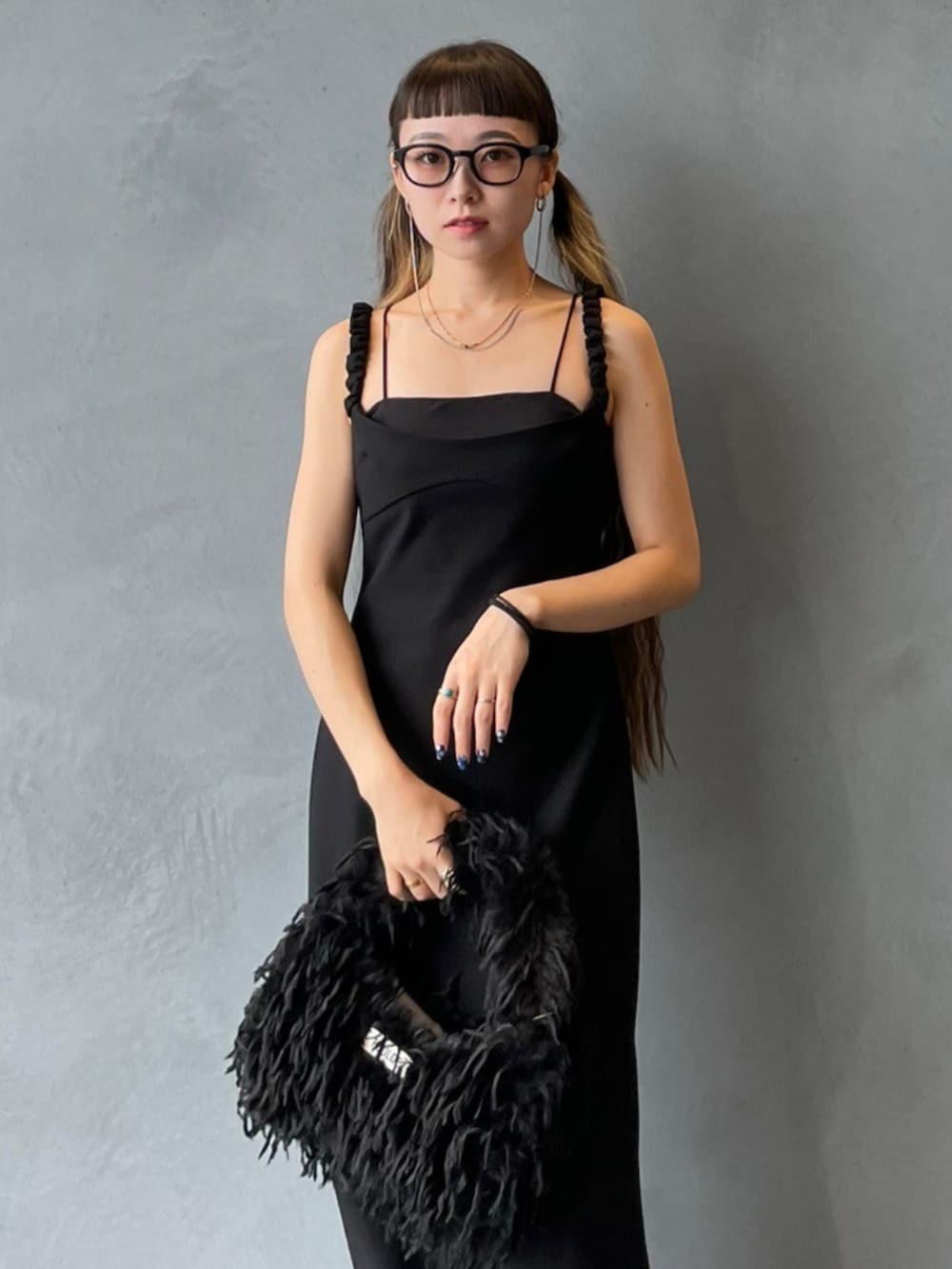 ブラック系のワンピース、ブラック系のショルダーバッグを着用したレディースの秋コーディネートの2枚目の写真