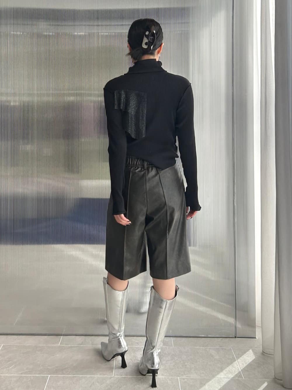 シルバー系のブーツ、ブラウン系のその他パンツ、ブラック系のTシャツ/カットソーを着用したレディースの秋コーディネートの2枚目の写真