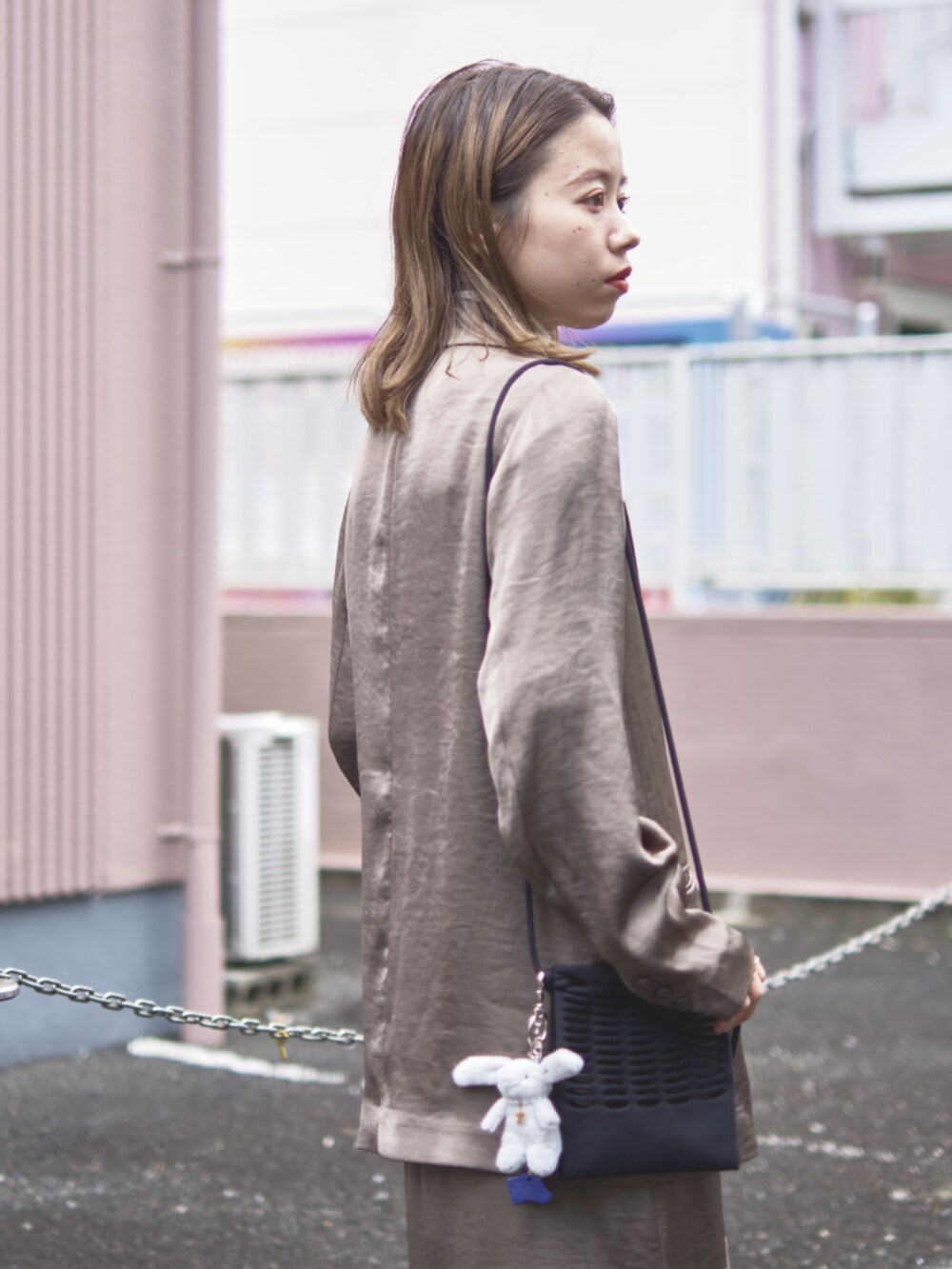 グレー系のドレス、ホワイト系のバレッタ/ヘアクリップを着用したレディースの冬コーディネートの5枚目の写真