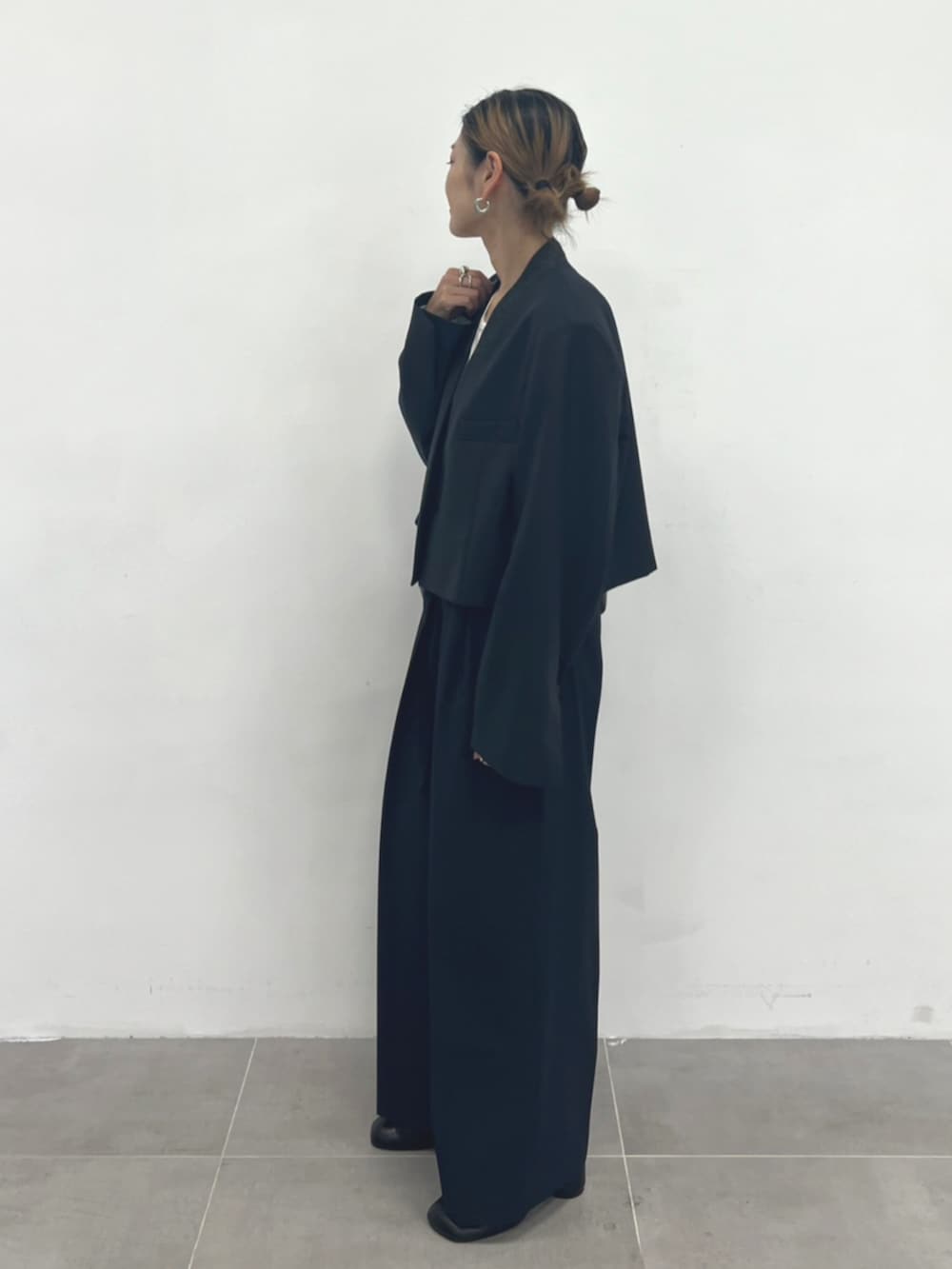 ホワイト系のTシャツ/カットソー、ブラック系のブーツ、ブルー系のその他パンツを着用したレディースの秋コーディネートの3枚目の写真