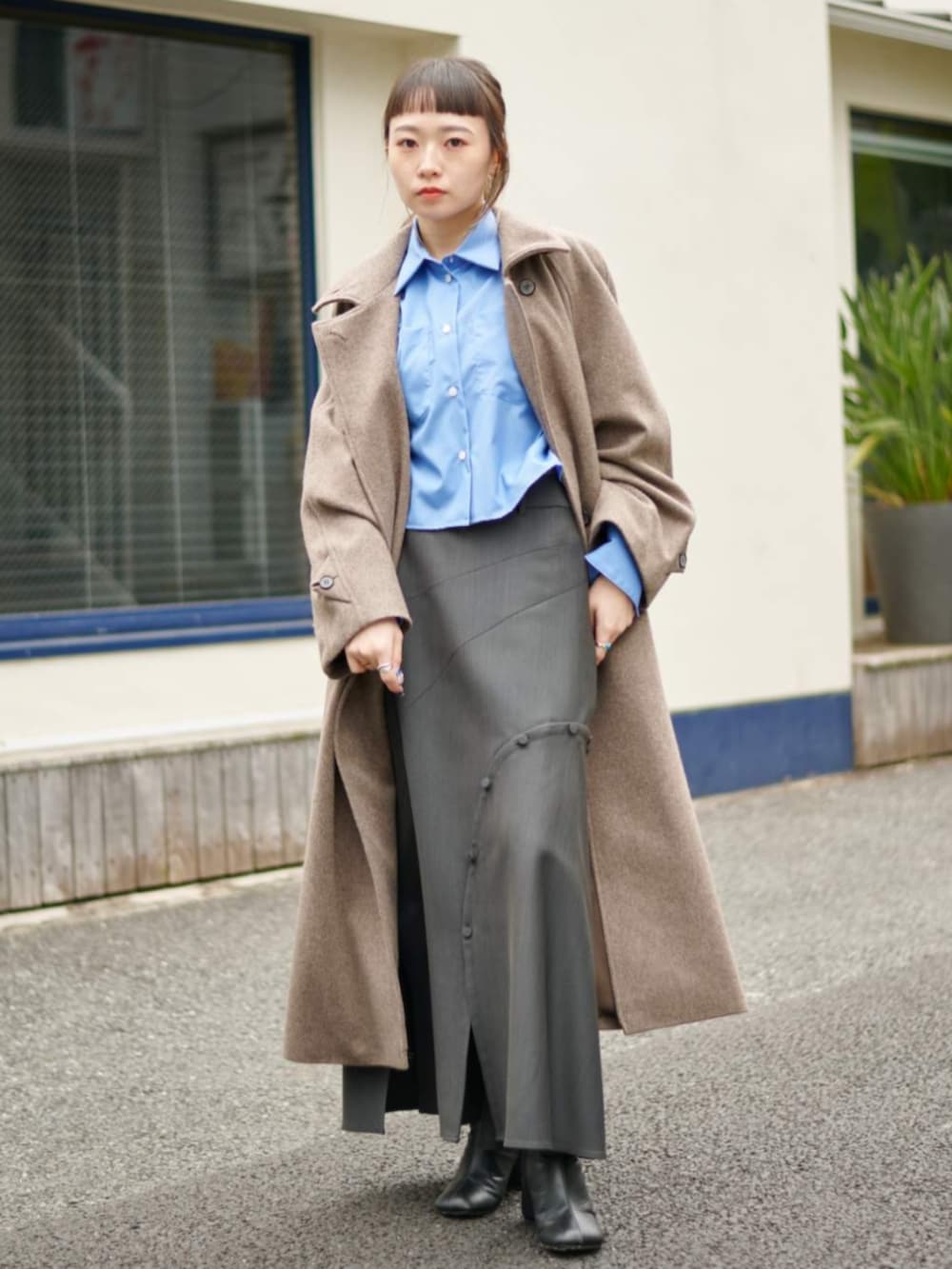 ブラウン系のその他アウターを着用したレディースの冬コーディネートの2枚目の写真