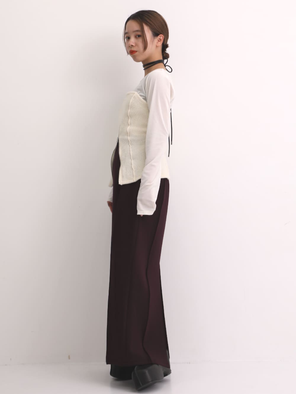 ホワイト系のTシャツ/カットソー、レッド系のスカートを着用したレディースの秋コーディネートの2枚目の写真