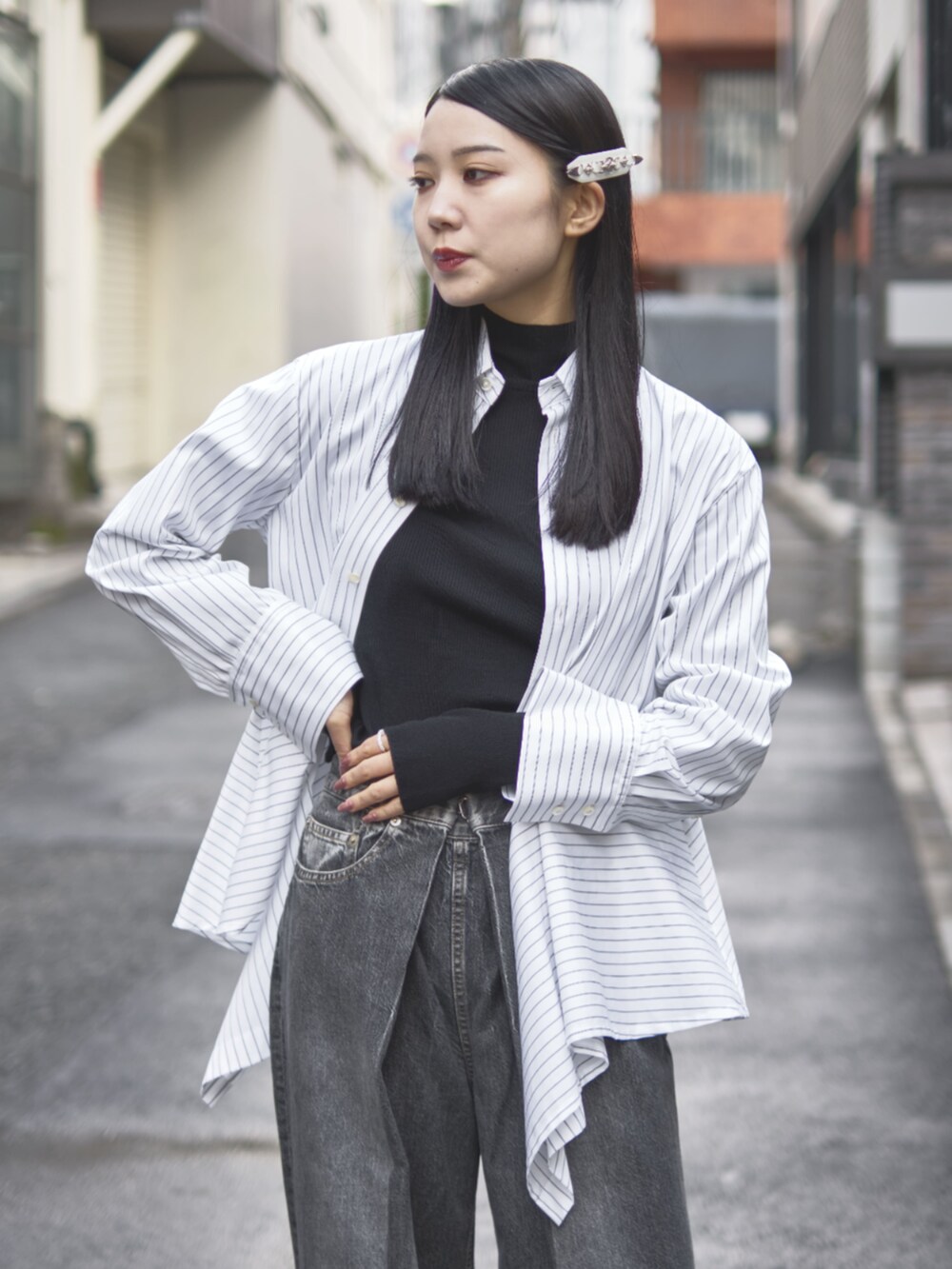 ブラック系のデニムパンツ、ホワイト系のバレッタ/ヘアクリップを着用したレディースの冬コーディネートの2枚目の写真