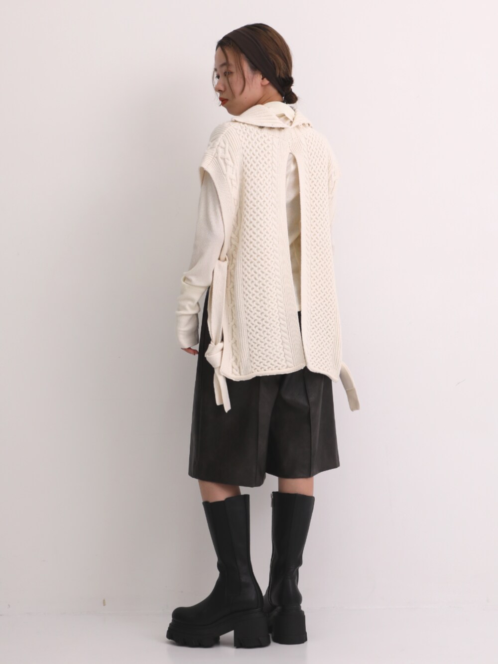 ブラウン系のその他パンツ、ベージュ系のニット/セーターを着用したレディースの秋コーディネートの3枚目の写真