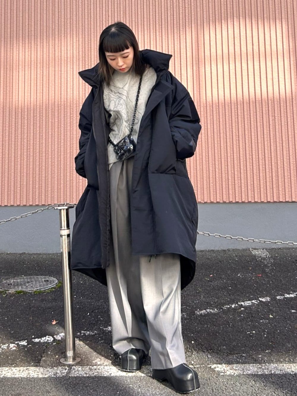 ブラック系のダウンジャケット/コートを着用したレディースの秋コーディネートの2枚目の写真