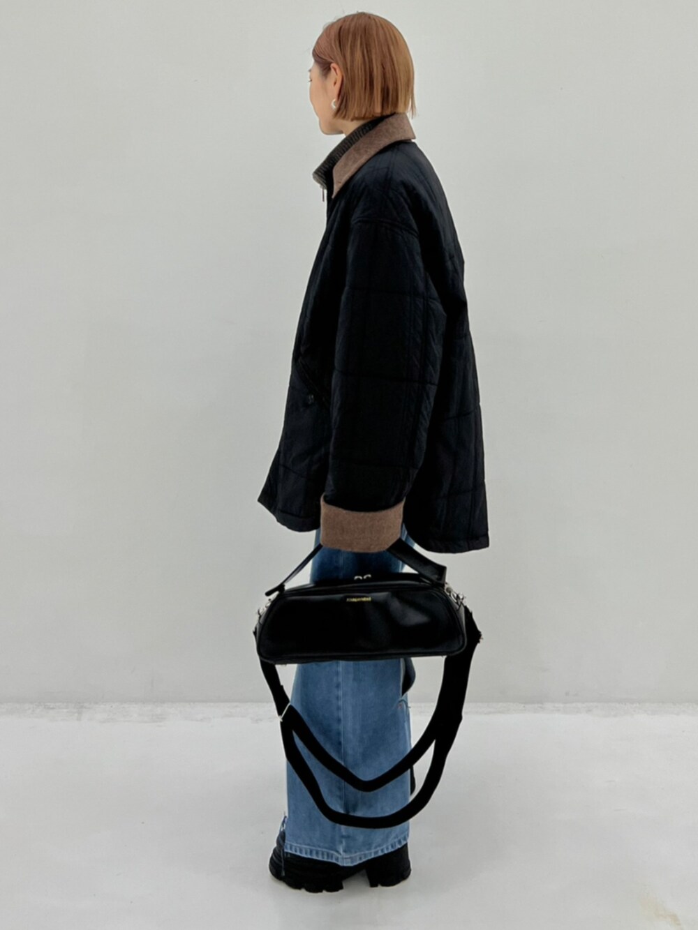 ブラック系のショルダーバッグ、ブラック系のブルゾンを着用したレディースの秋コーディネートの2枚目の写真