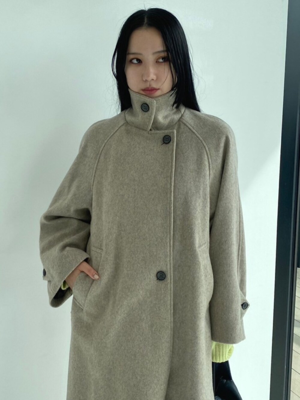 ベージュ系のその他アウター、グリーン系のニット/セーターを着用したレディースの秋コーディネートの5枚目の写真