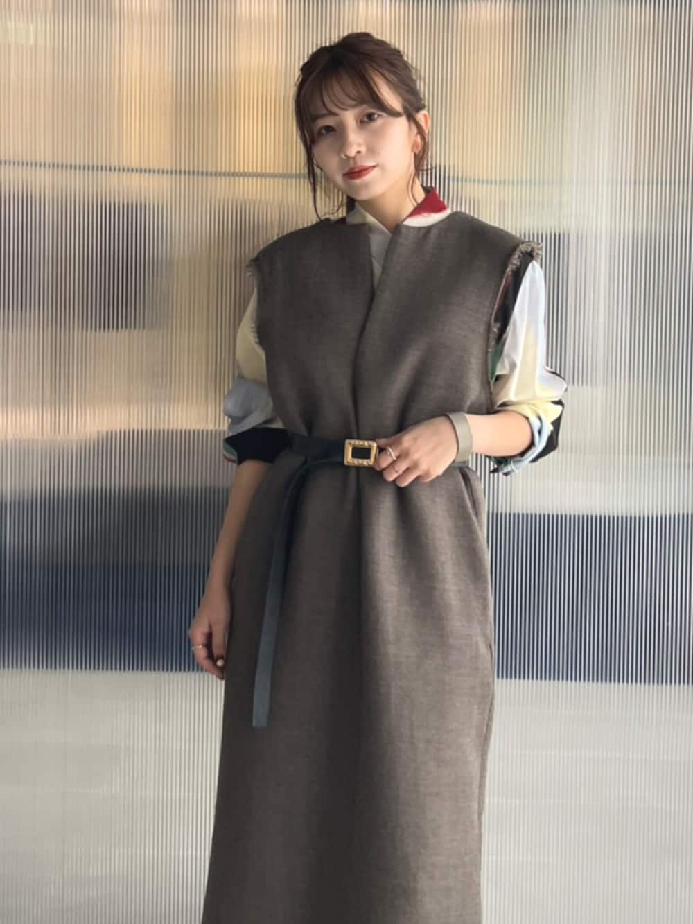 ベージュ系のワンピース、ブラック系のベルトを着用したレディースの秋コーディネートの3枚目の写真