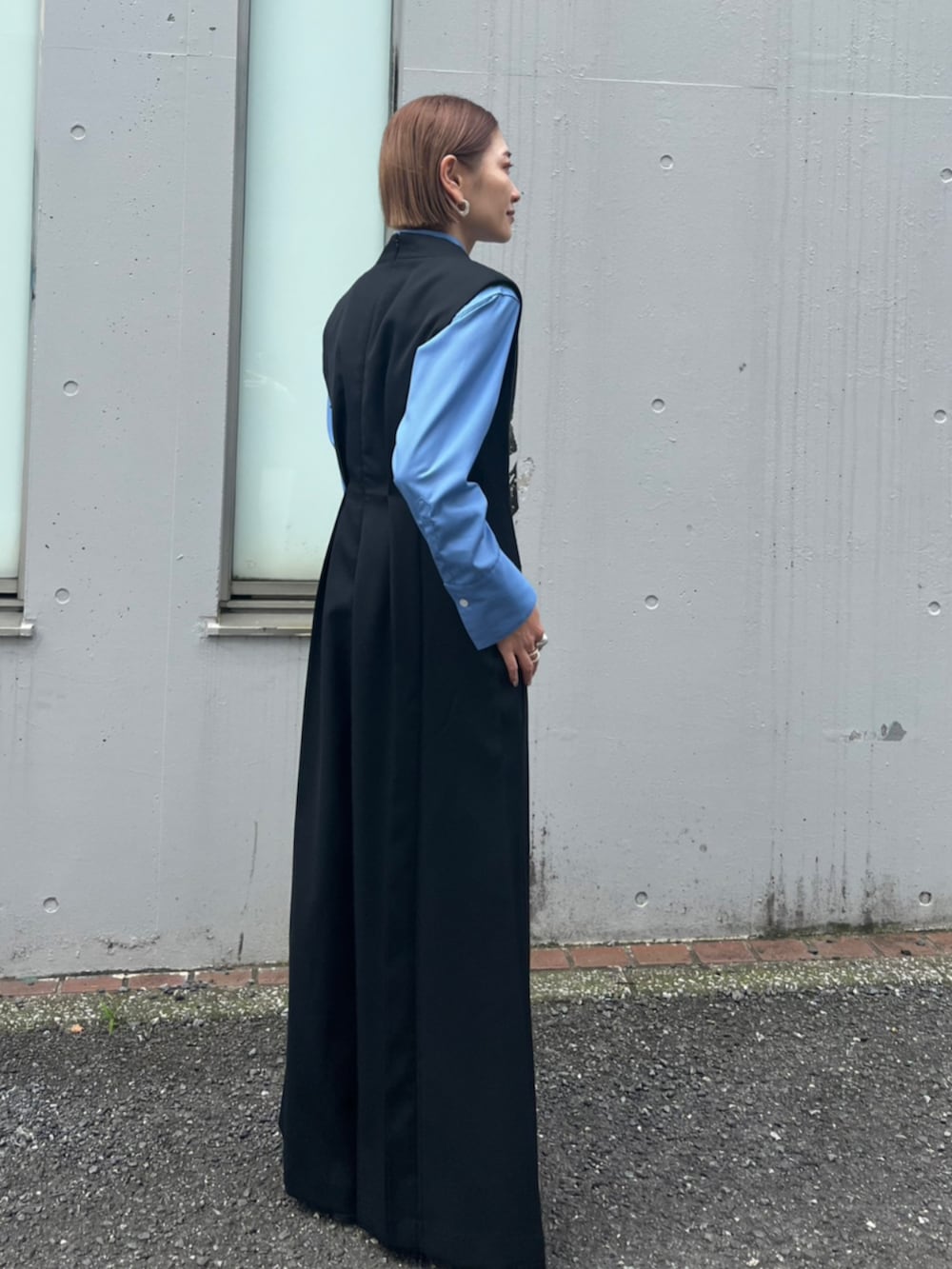 ブルー系のシャツ/ブラウス、ブラック系のつなぎ/オールインワンを着用したレディースの秋コーディネートの3枚目の写真