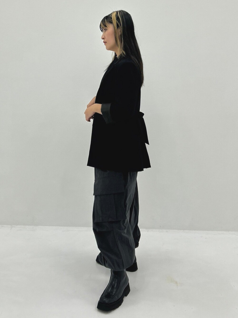 グレー系のカーゴパンツを着用したレディースの秋コーディネートの2枚目の写真