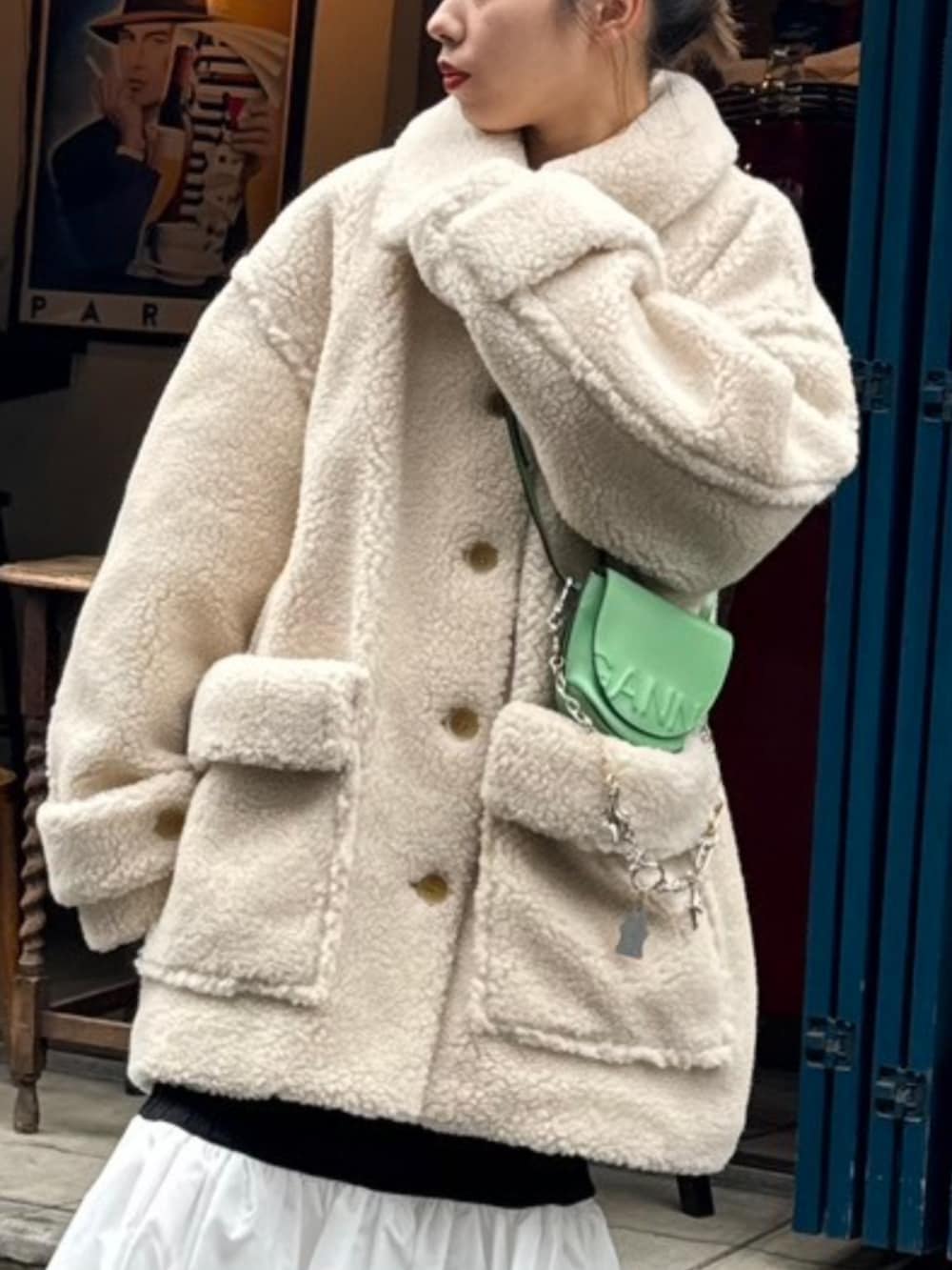 ベージュ系のその他アウターを着用したレディースの秋コーディネートの4枚目の写真