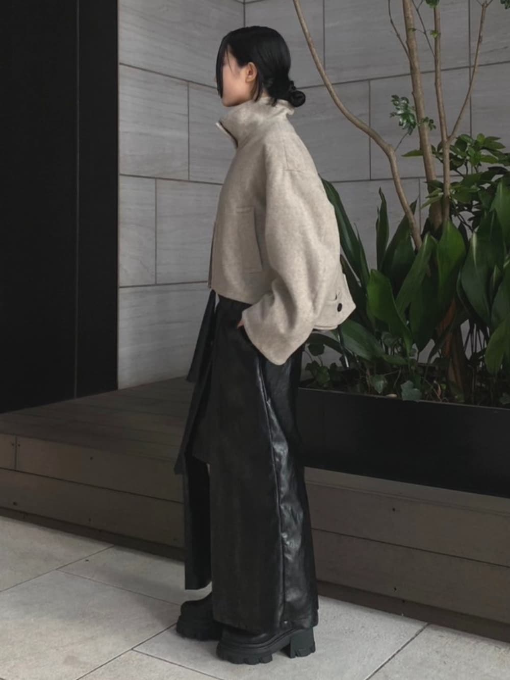 ベージュ系のブルゾン、ブラック系のスカートを着用したレディースの秋コーディネートの2枚目の写真