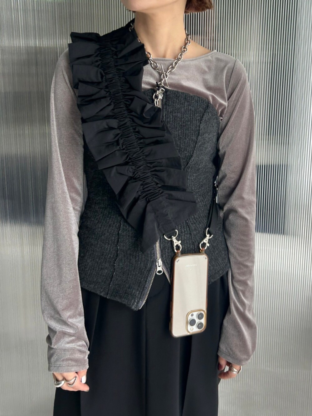 ブラック系のスマホグッズを着用したレディースの秋コーディネートの4枚目の写真