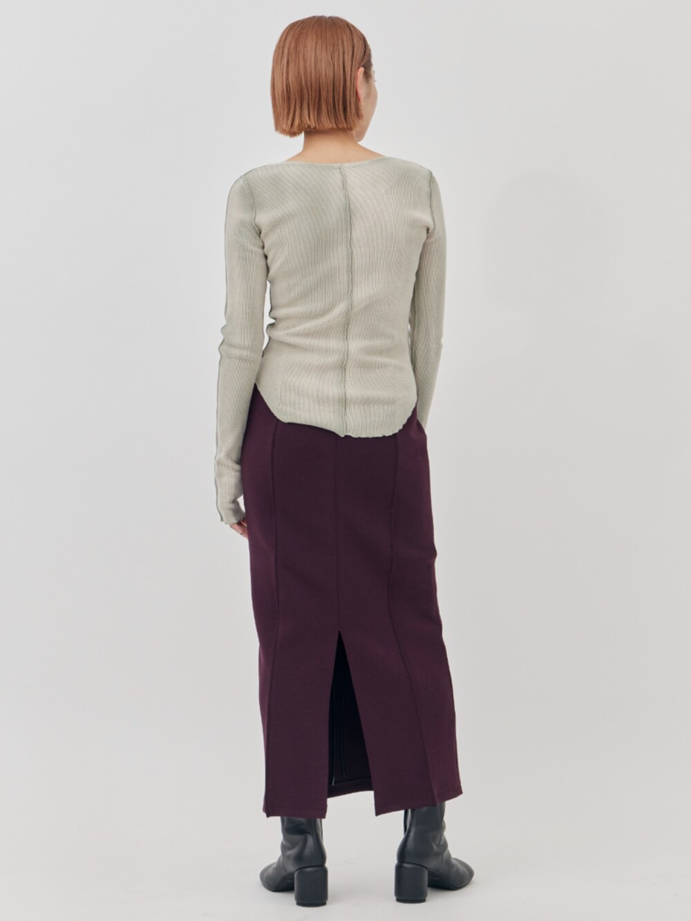 ベージュ系のカーディガン/ボレロ、レッド系のスカートを着用したレディースの秋コーディネートの3枚目の写真