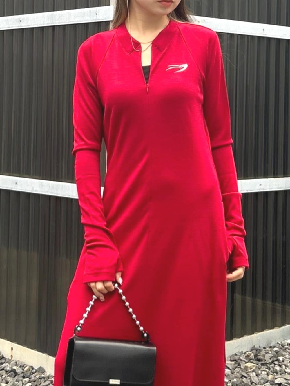 ブラック系のブーツ、レッド系のワンピースを着用したレディースの秋コーディネートの3枚目の写真