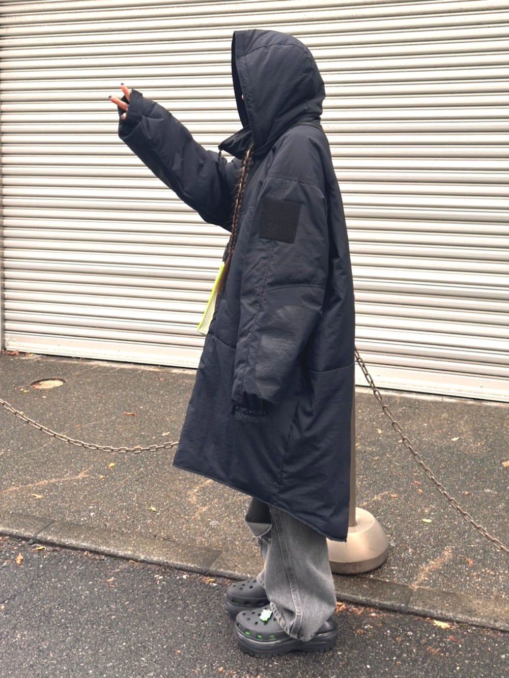 ブラック系のダウンジャケット/コート、ブラック系のデニムパンツを着用したレディースの秋コーディネートの2枚目の写真