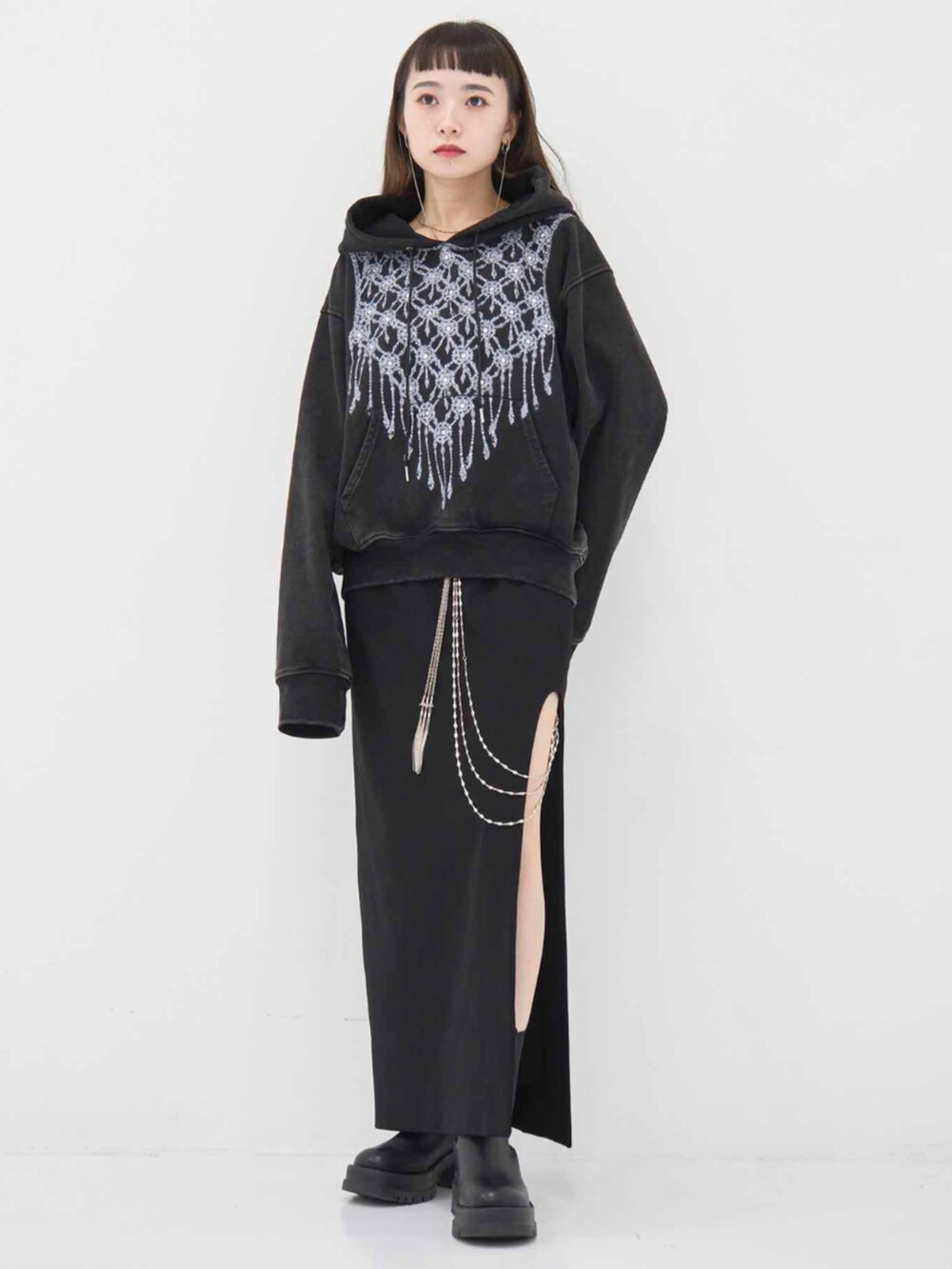 ブラック系のパーカーを着用したレディースの冬コーディネートの2枚目の写真