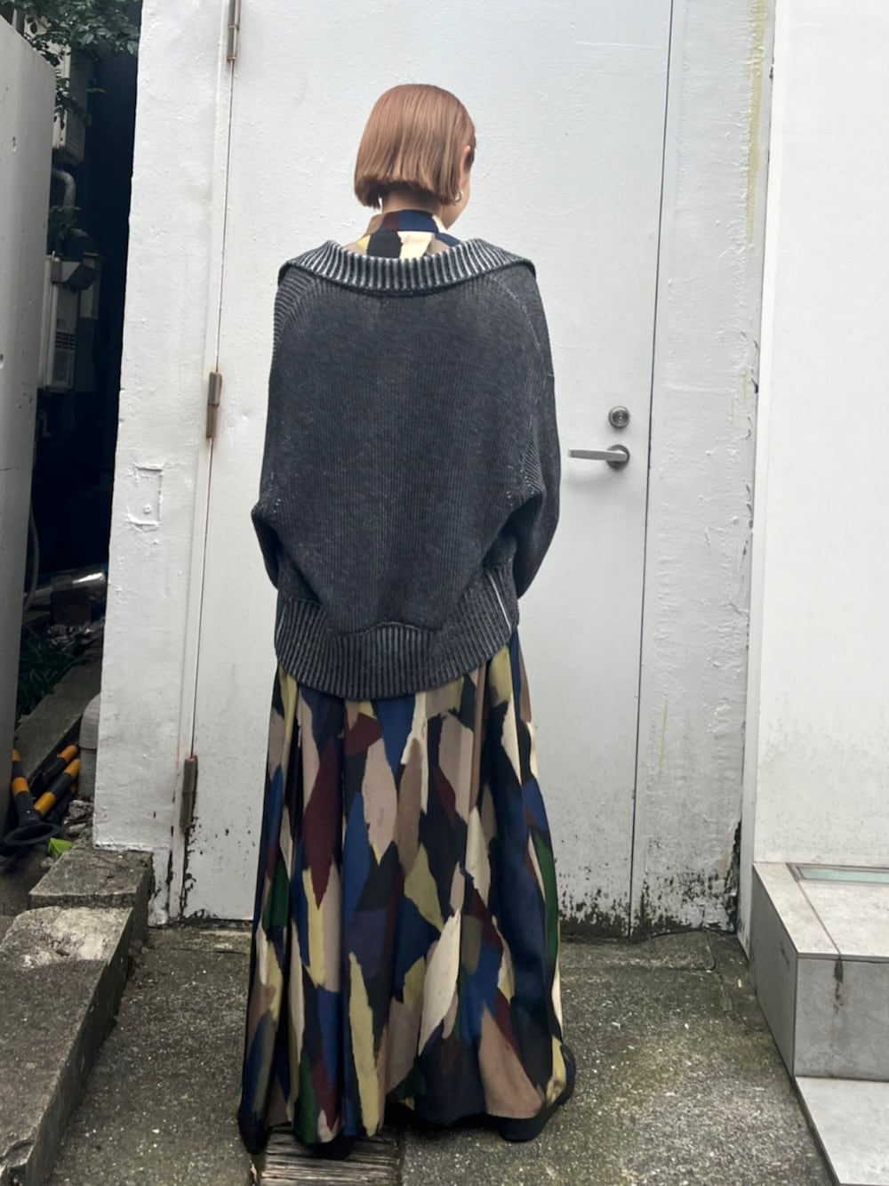 ブラック系のハンドバッグ、ブラック系のニット/セーターを着用したレディースの秋コーディネートの3枚目の写真